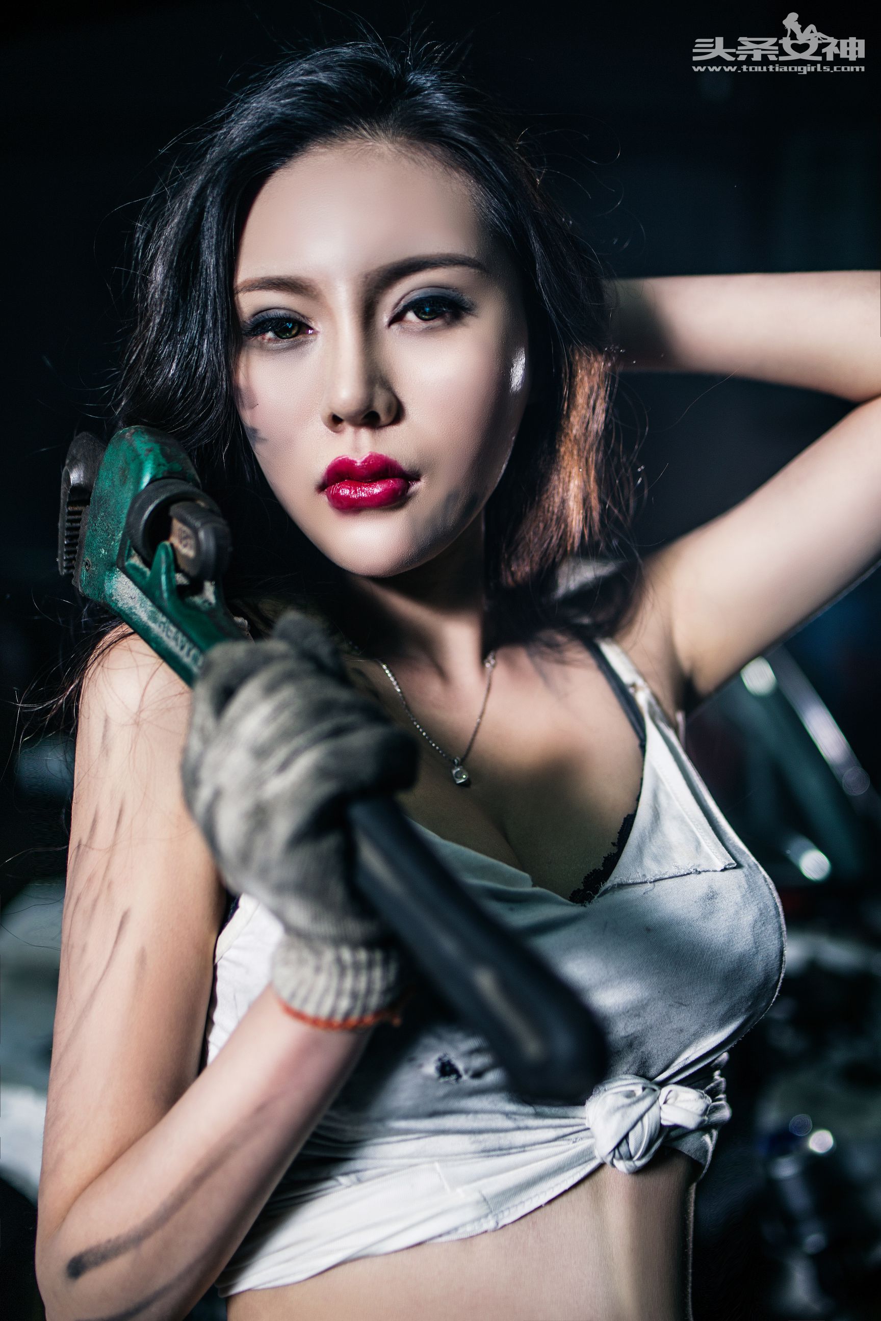 米娅《修车美女》 [头条女神] 