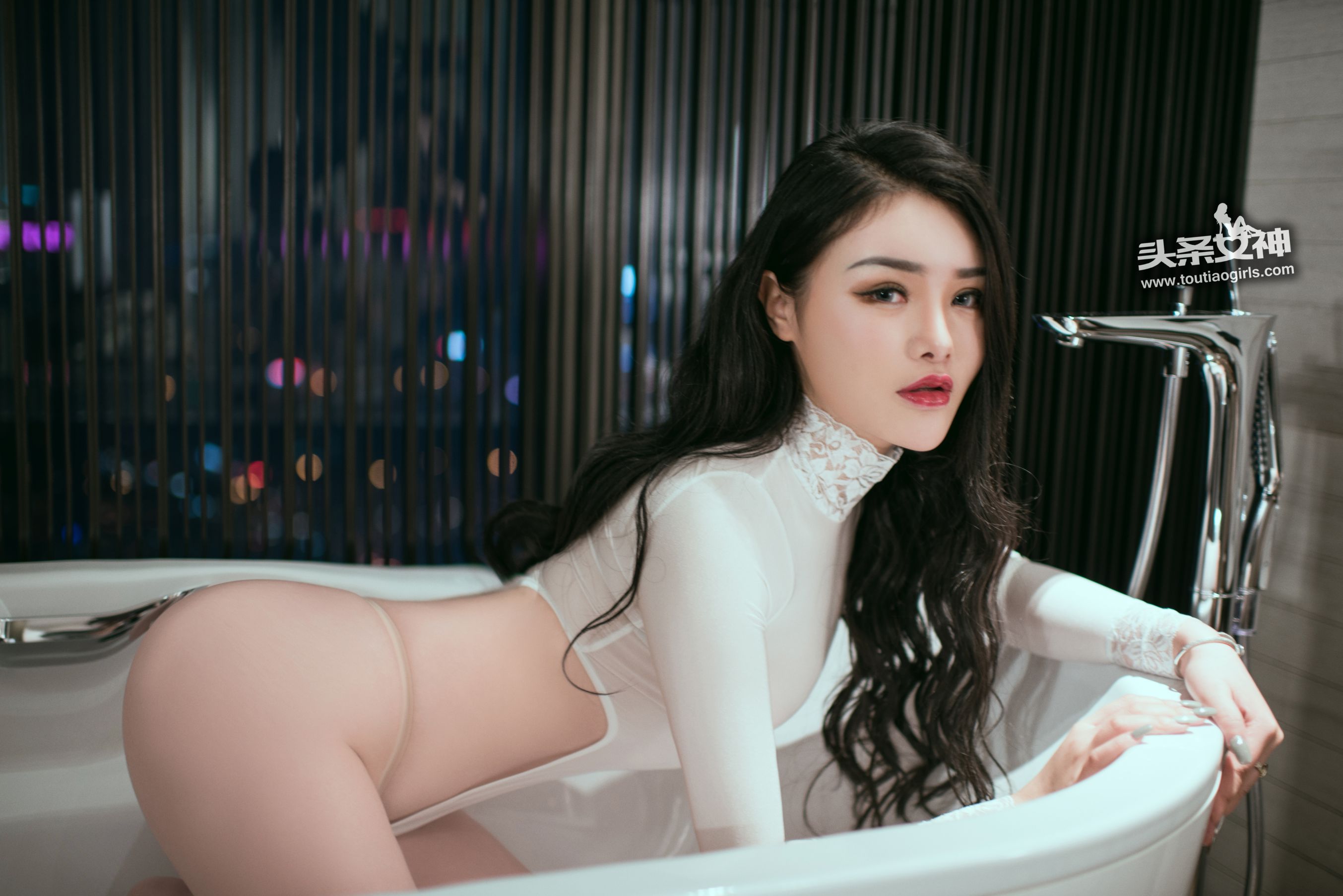 陈宇曦《诱惑巨臀 白色高叉泳衣》 [头条女神] 
