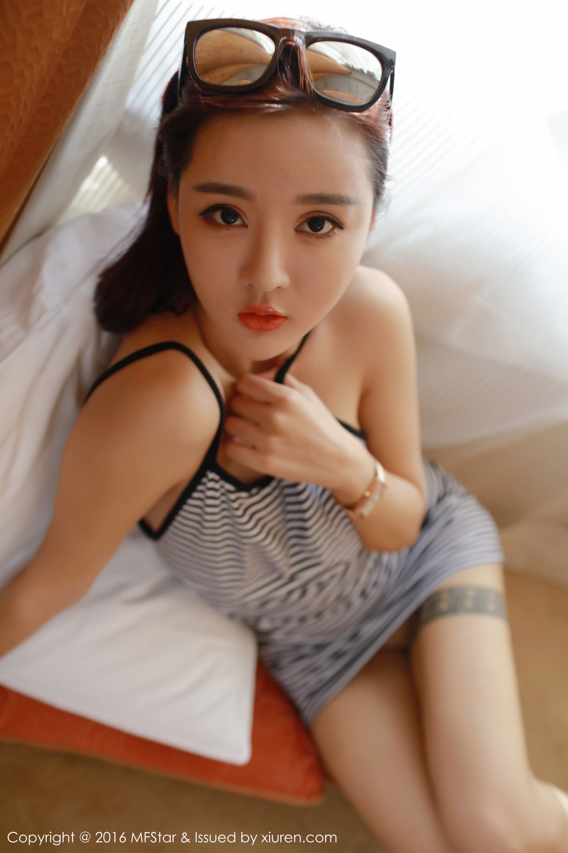 佳佳JiaJia - 五官精致、颜值靓丽且拥有傲人巨乳的美女模特 [模范学院MFStar] Vol.060