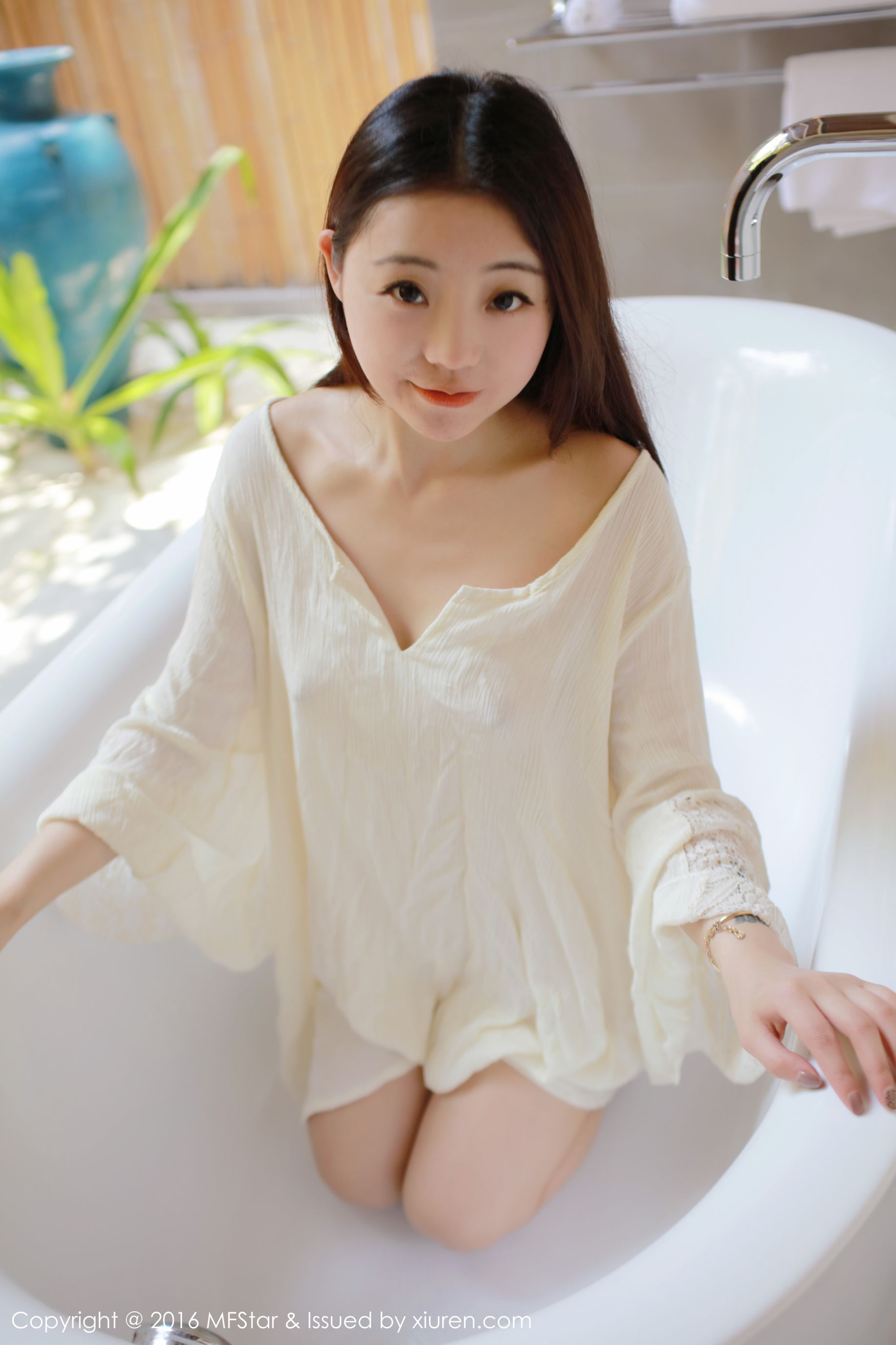 佘贝拉bella《湿身诱惑与激凸福利》 [模范学院MFStar] Vol.072 