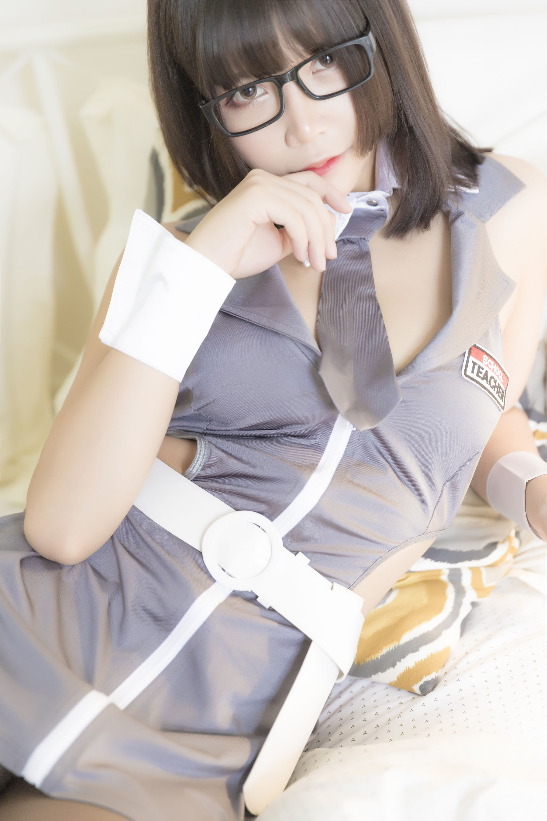 二次元妹子抱走莫子aa 黑丝制服