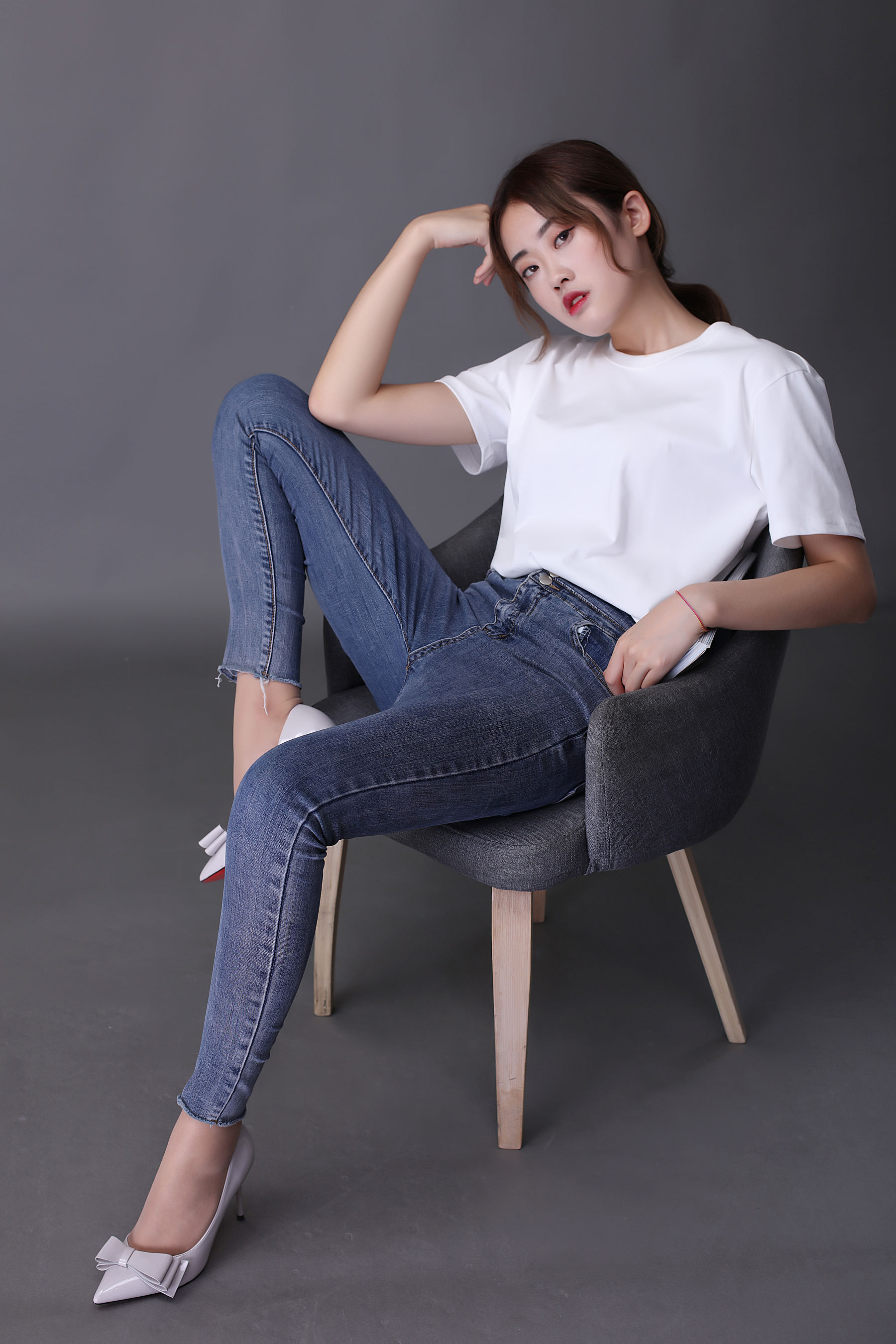 [奈丝] NO.127 可乐 白T牛仔裤里的丝袜