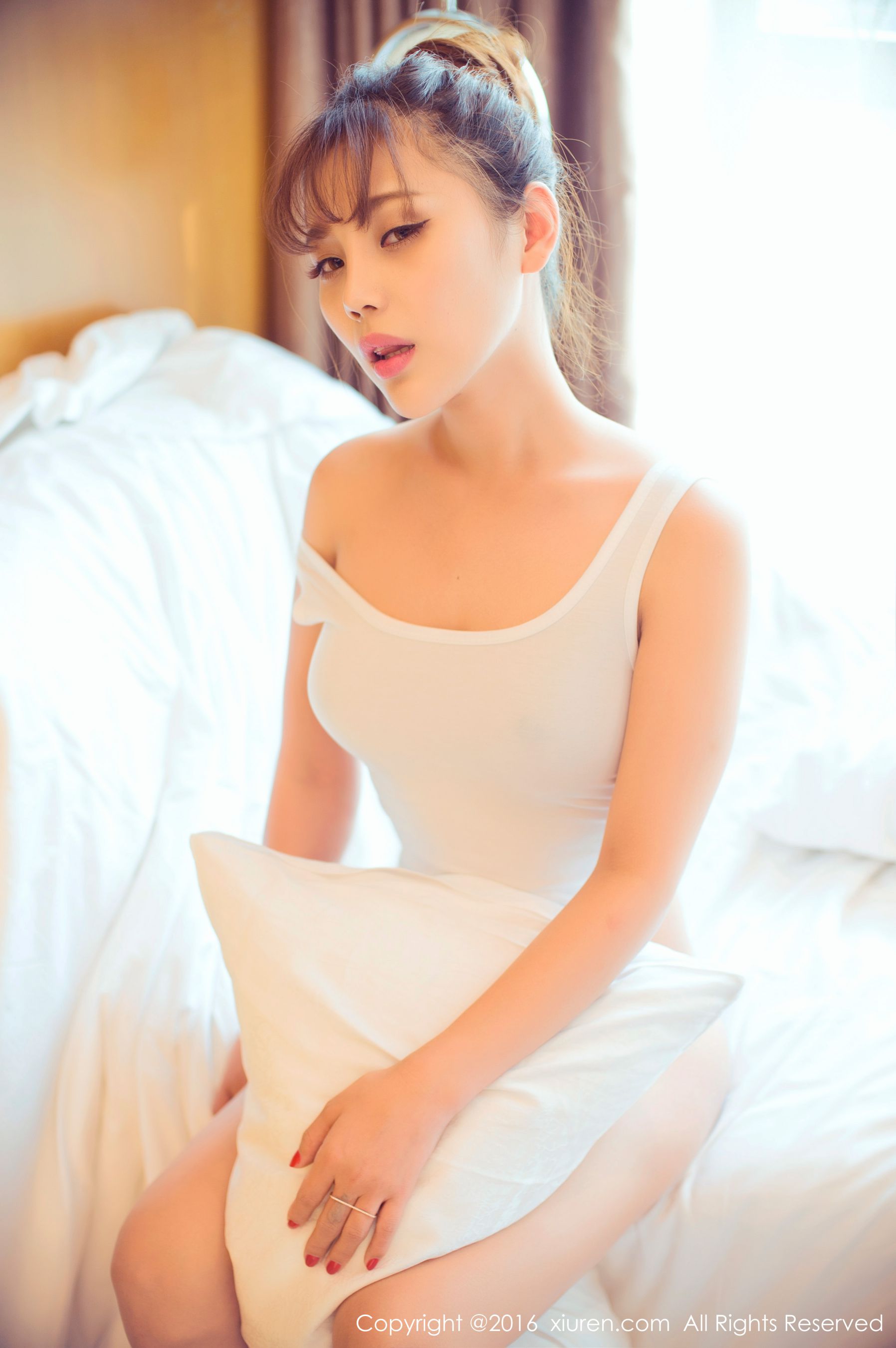 周予然《高叉泳衣、爆乳内衣、高跟美腿、白色超短工字背心装》 [秀人网XiuRen] No.633 