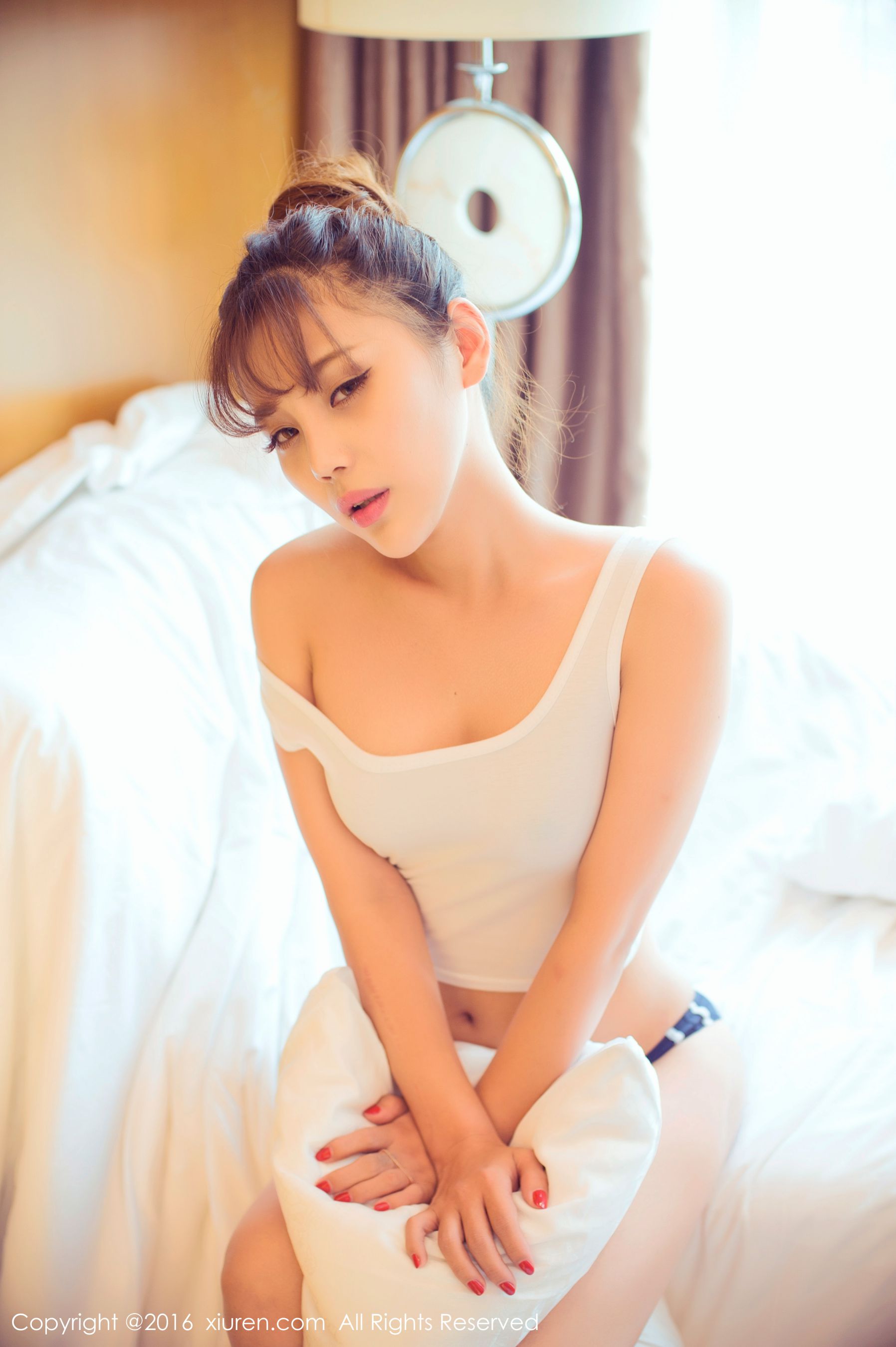 周予然《高叉泳衣、爆乳内衣、高跟美腿、白色超短工字背心装》 [秀人网XiuRen] No.633 