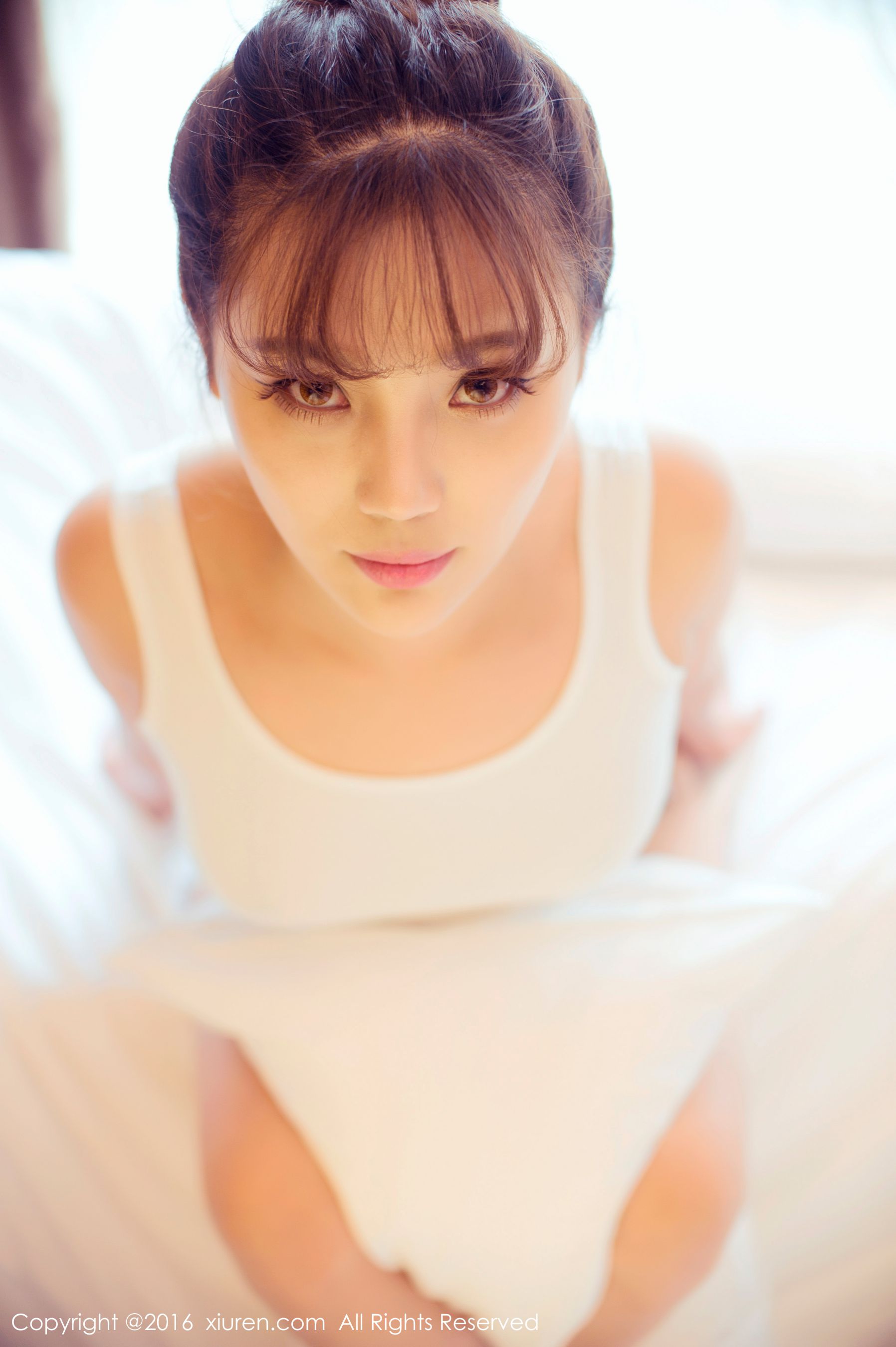 周予然《高叉泳衣、爆乳内衣、高跟美腿、白色超短工字背心装》 [秀人网XiuRen] No.633 