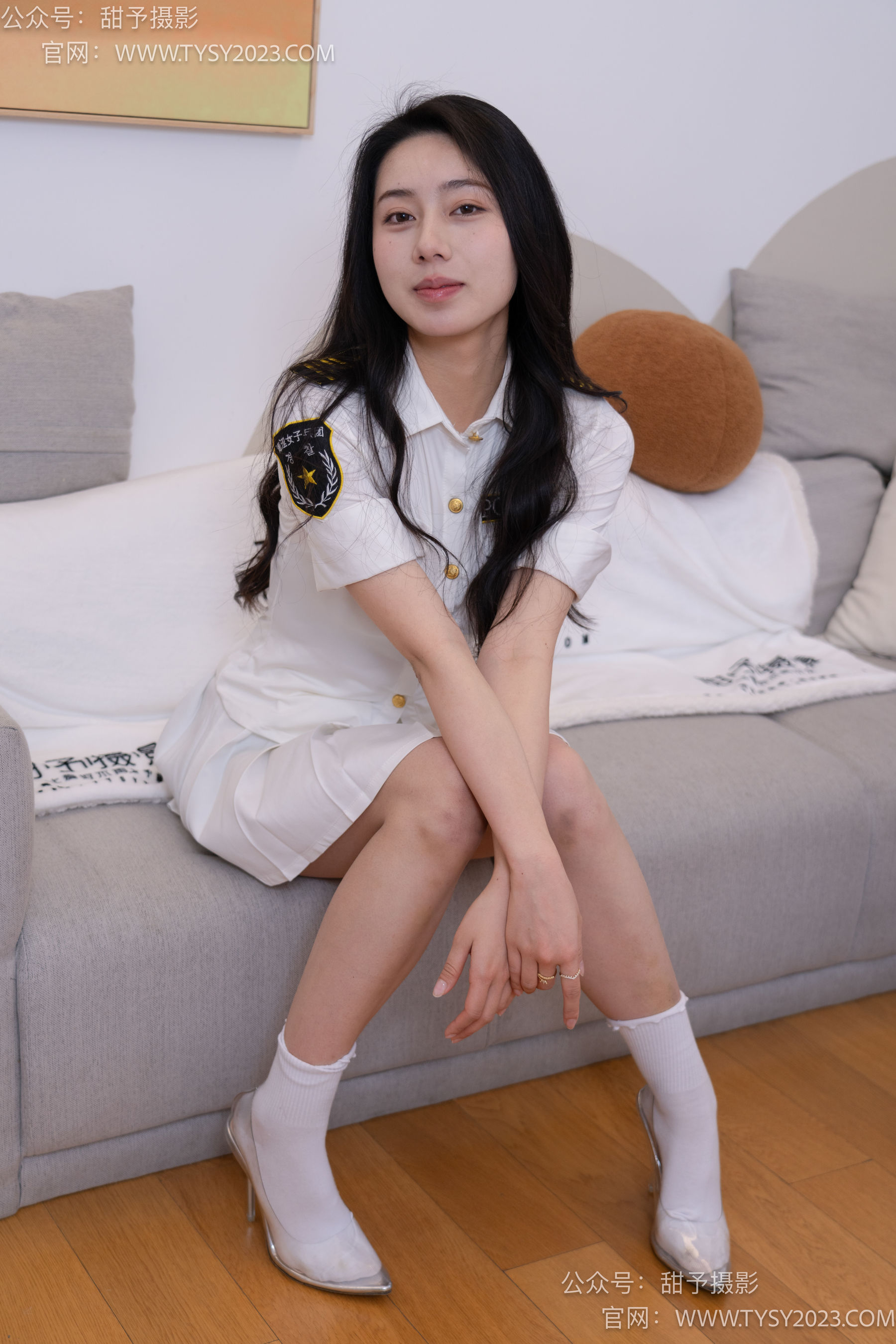 甜予摄影 No.057 鱼鱼 -制服、透明高跟鞋、自然穿脏白棉袜、裸足