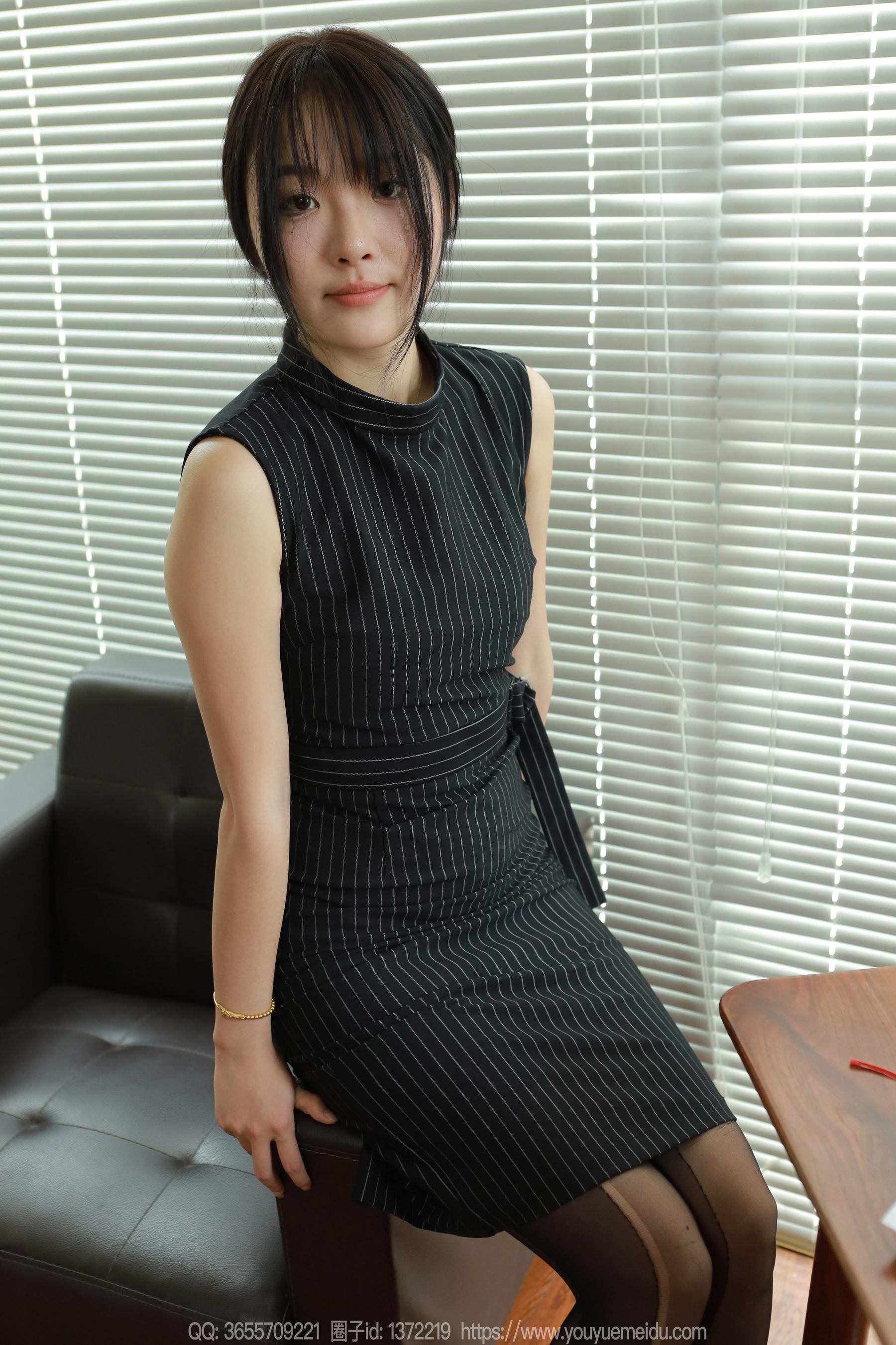 IESS异思趣向 - 模特： 婉萍 《条纹包臀裙》