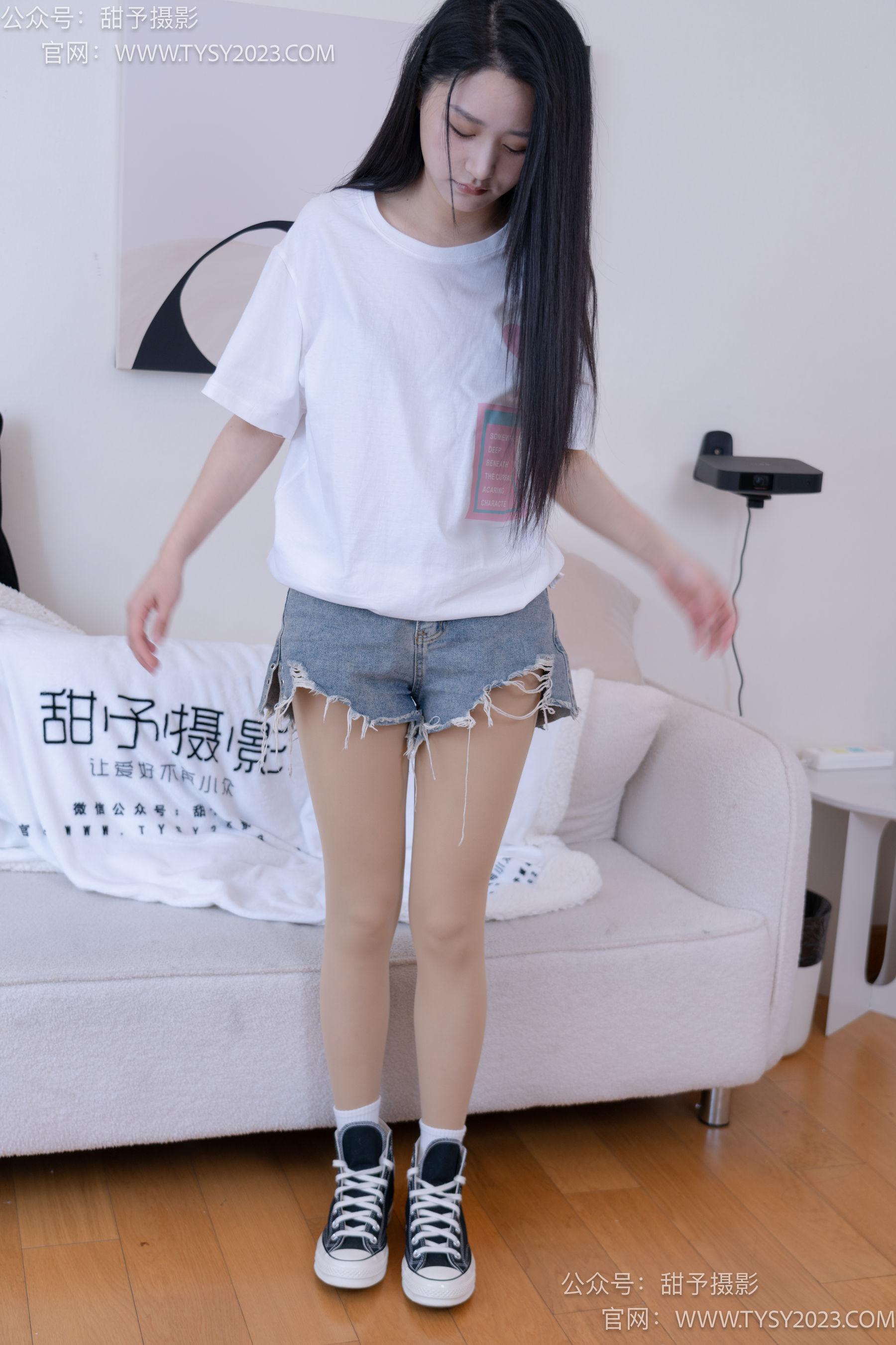 甜予摄影 No.072 澜澜 - 帆布鞋、白棉袜、踩蜡笔小新玩偶剧情