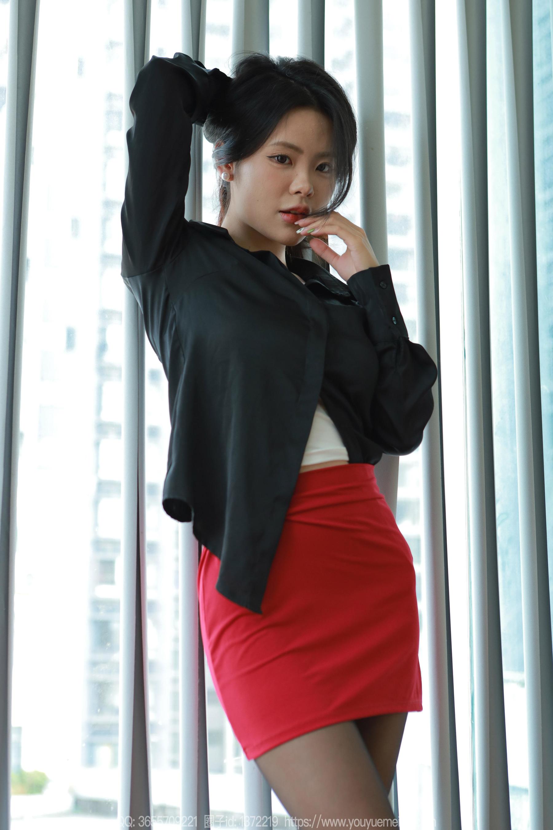IESS异思趣向 - 模特： 兔兔 《黑丝红裙（上）》