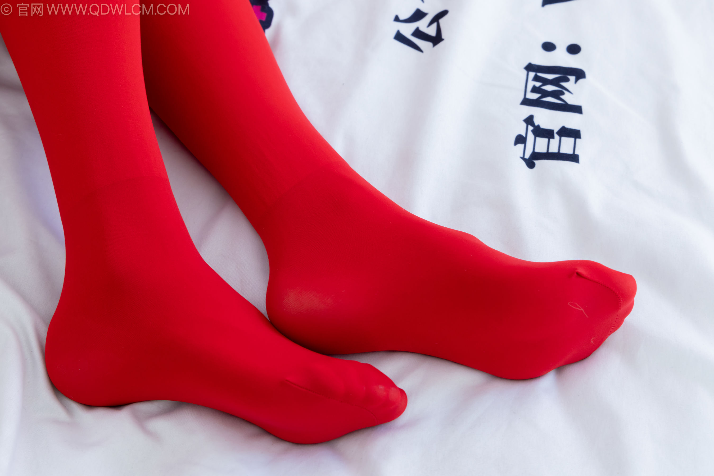 物恋传媒 No.2236 茯苓 -红色低跟鞋、厚款红色丝、皮筋绑脚老头乐挠脚剧情