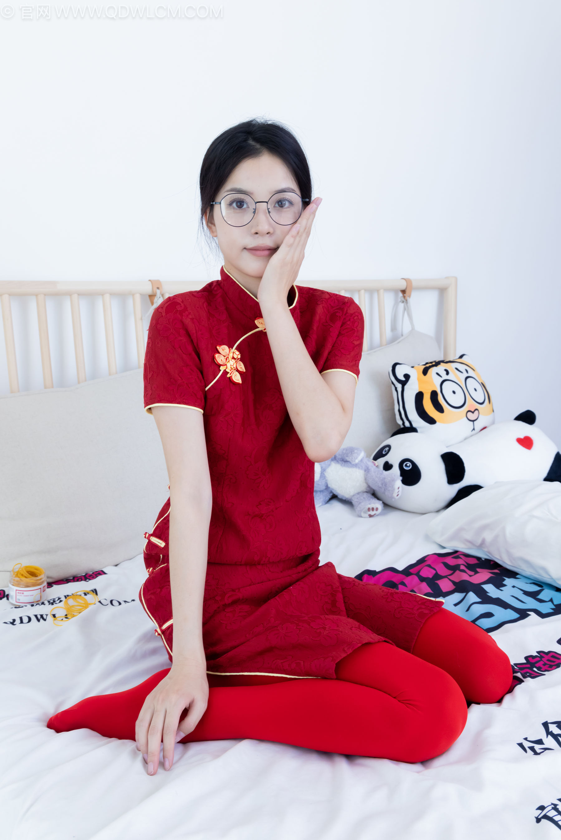 物恋传媒 No.2236 茯苓 -红色低跟鞋、厚款红色丝、皮筋绑脚老头乐挠脚剧情