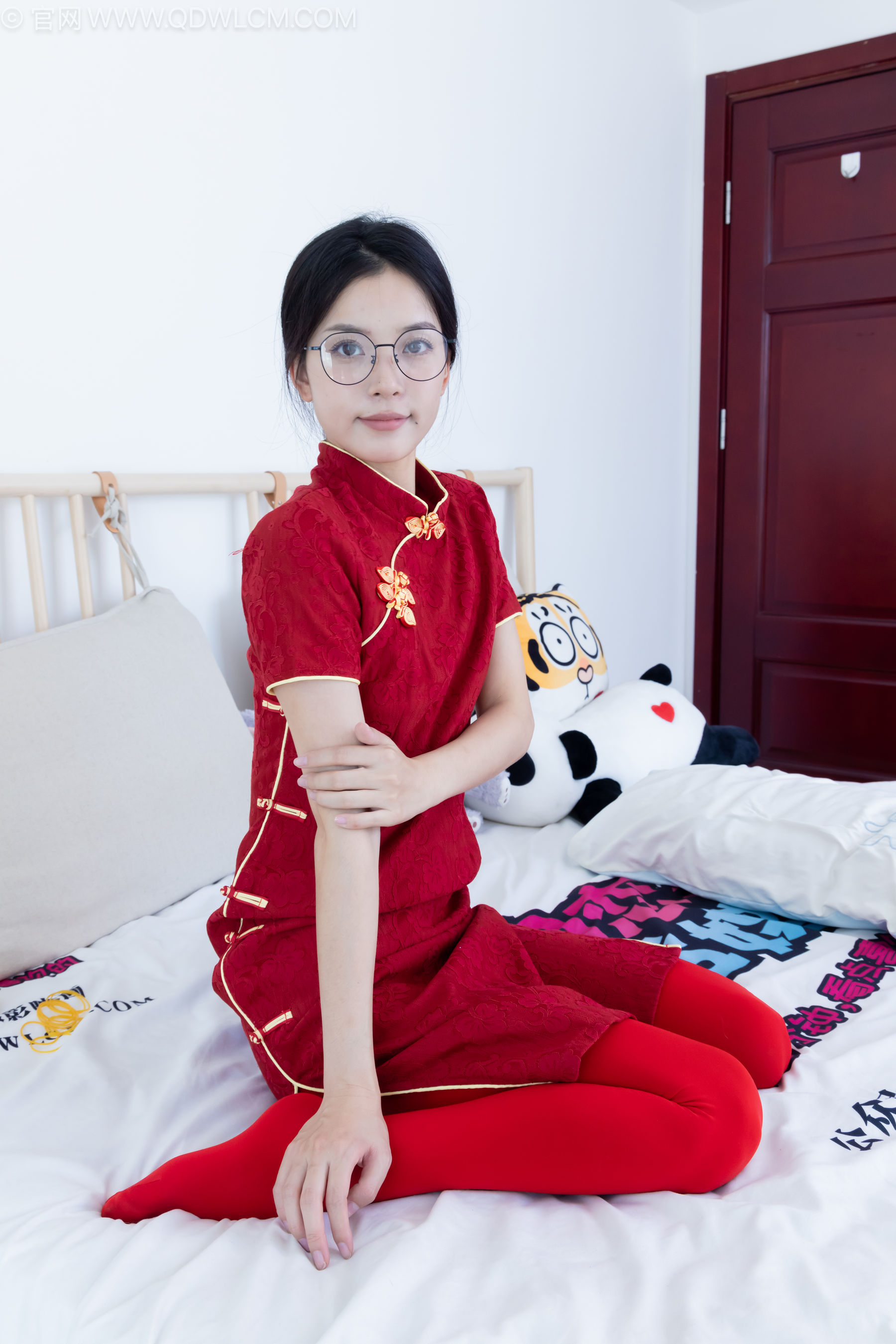 物恋传媒 No.2236 茯苓 -红色低跟鞋、厚款红色丝、皮筋绑脚老头乐挠脚剧情