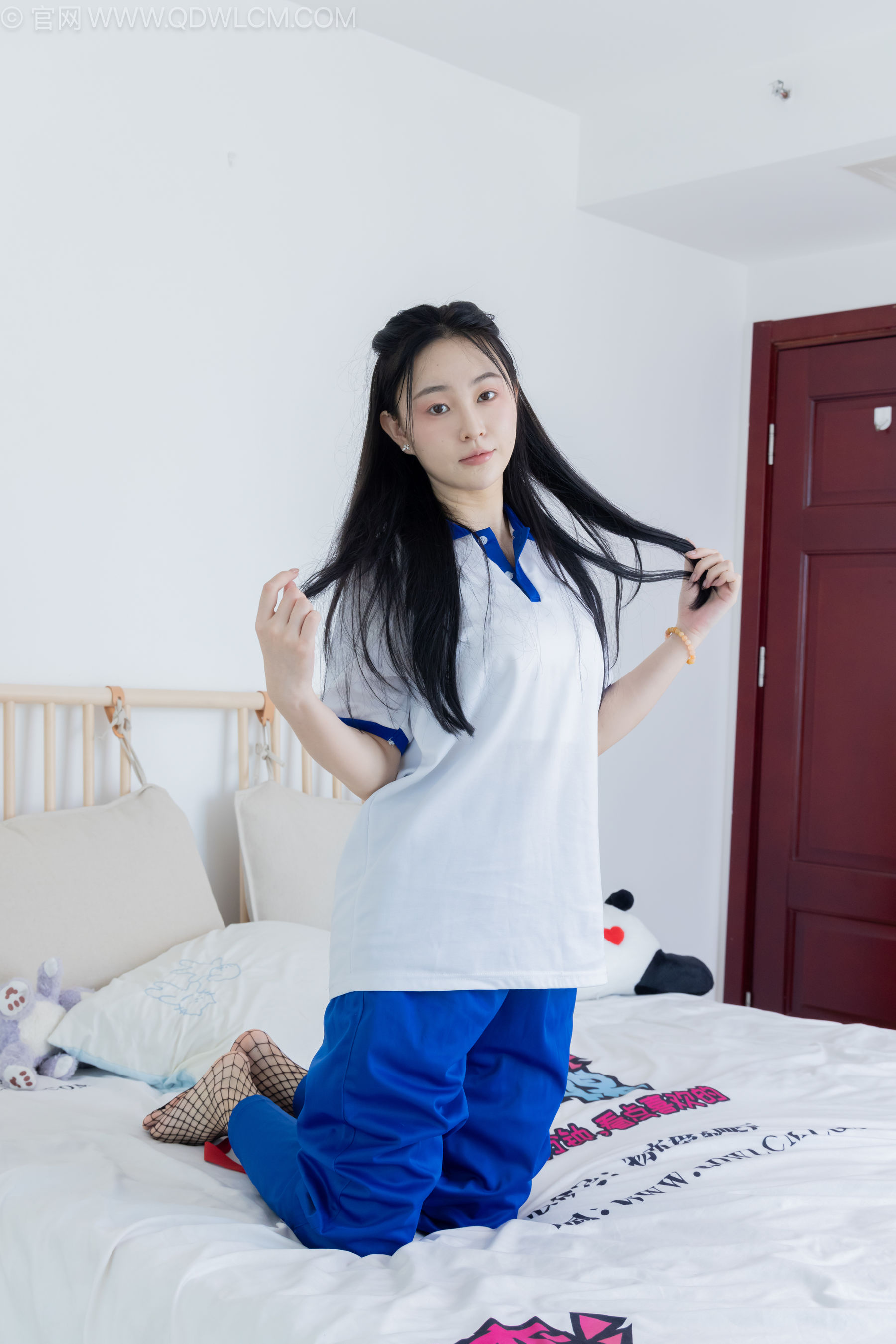 物恋传媒 No.2241 美兔 -板鞋、黑网袜、校服裤里丝