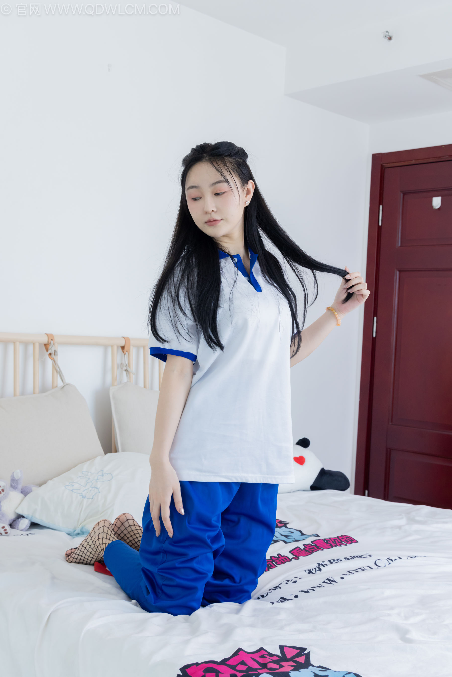 物恋传媒 No.2241 美兔 -板鞋、黑网袜、校服裤里丝