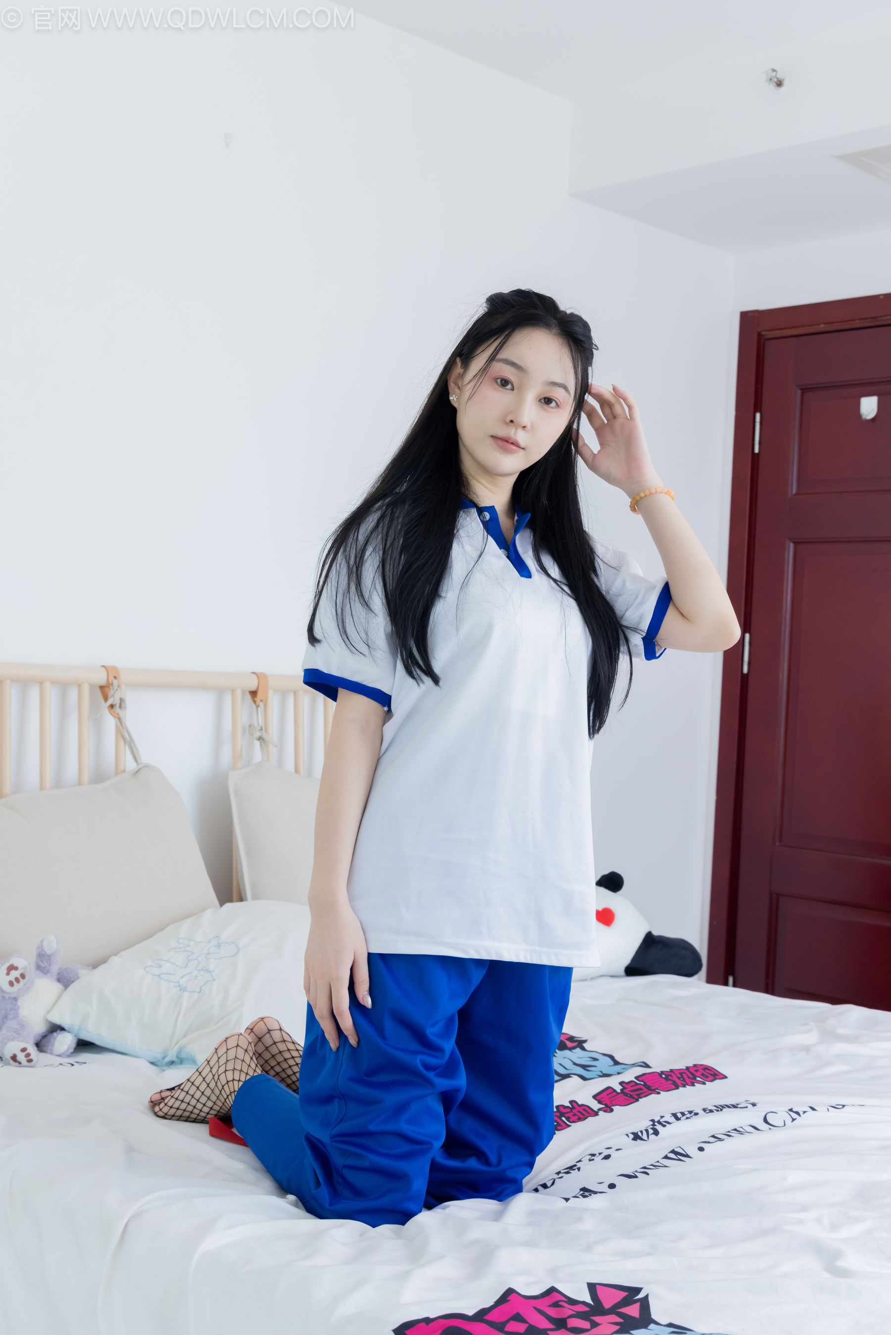 物恋传媒 No.2241 美兔 -板鞋、黑网袜、校服裤里丝