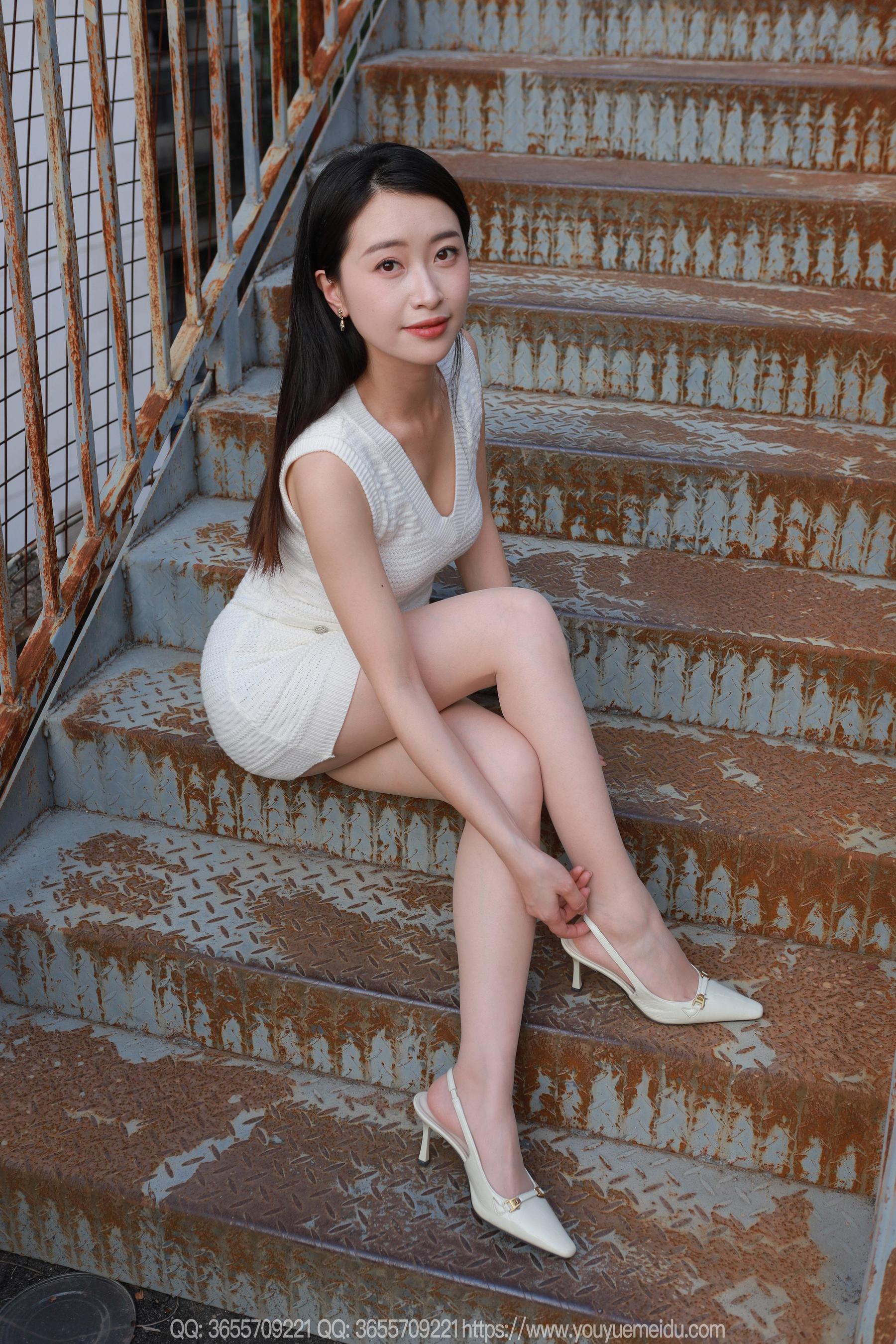 IESS异思趣向 - 模特： 小婕 《针织包臀裙》