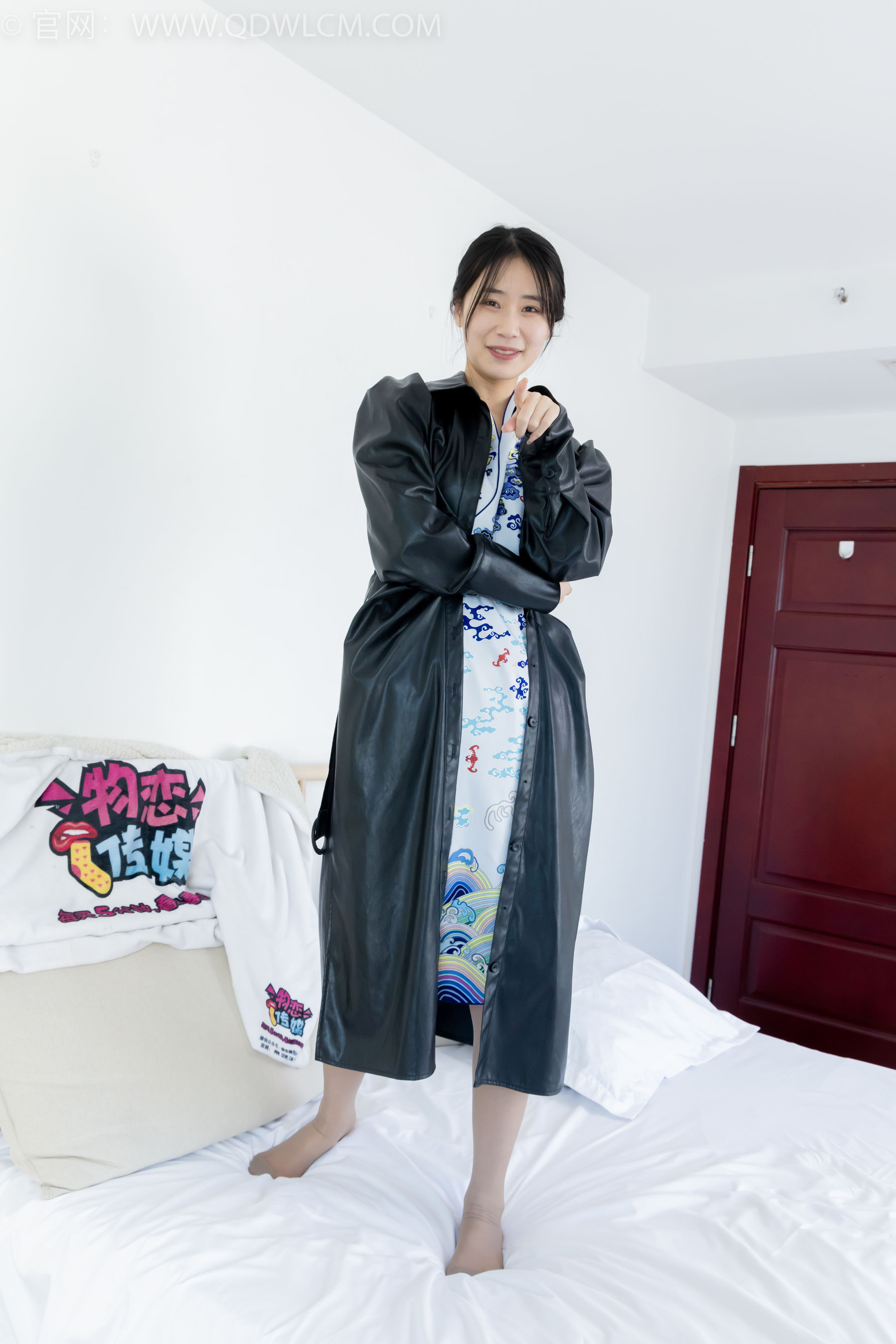 物恋传媒 No.2284 菜菜 - 高跟鞋、薄灰丝、盖被子睡觉剧情