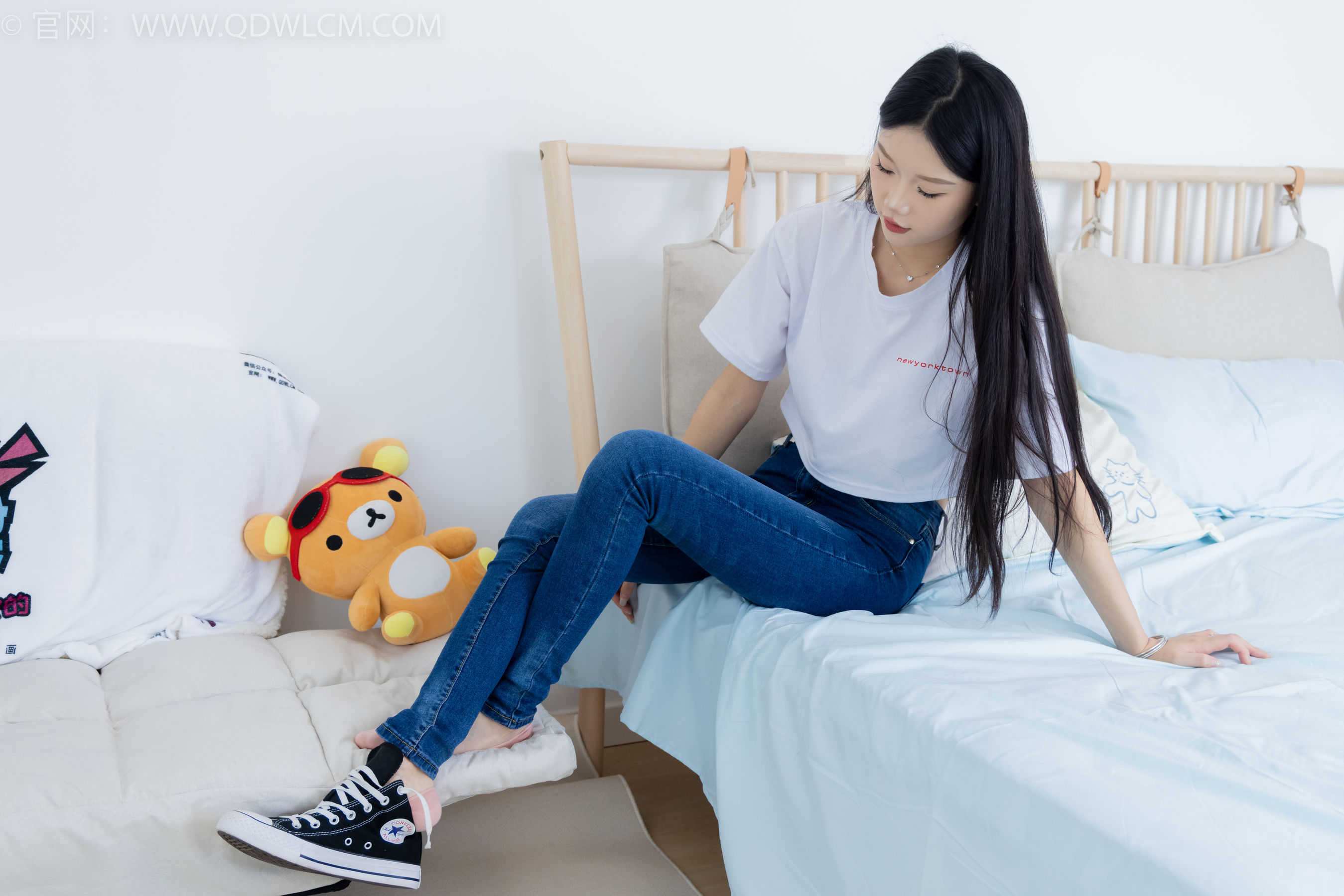 物恋传媒 No.2293 小竹 - 匡威帆布鞋、粉色船袜、肚子疼揉肚子剧情