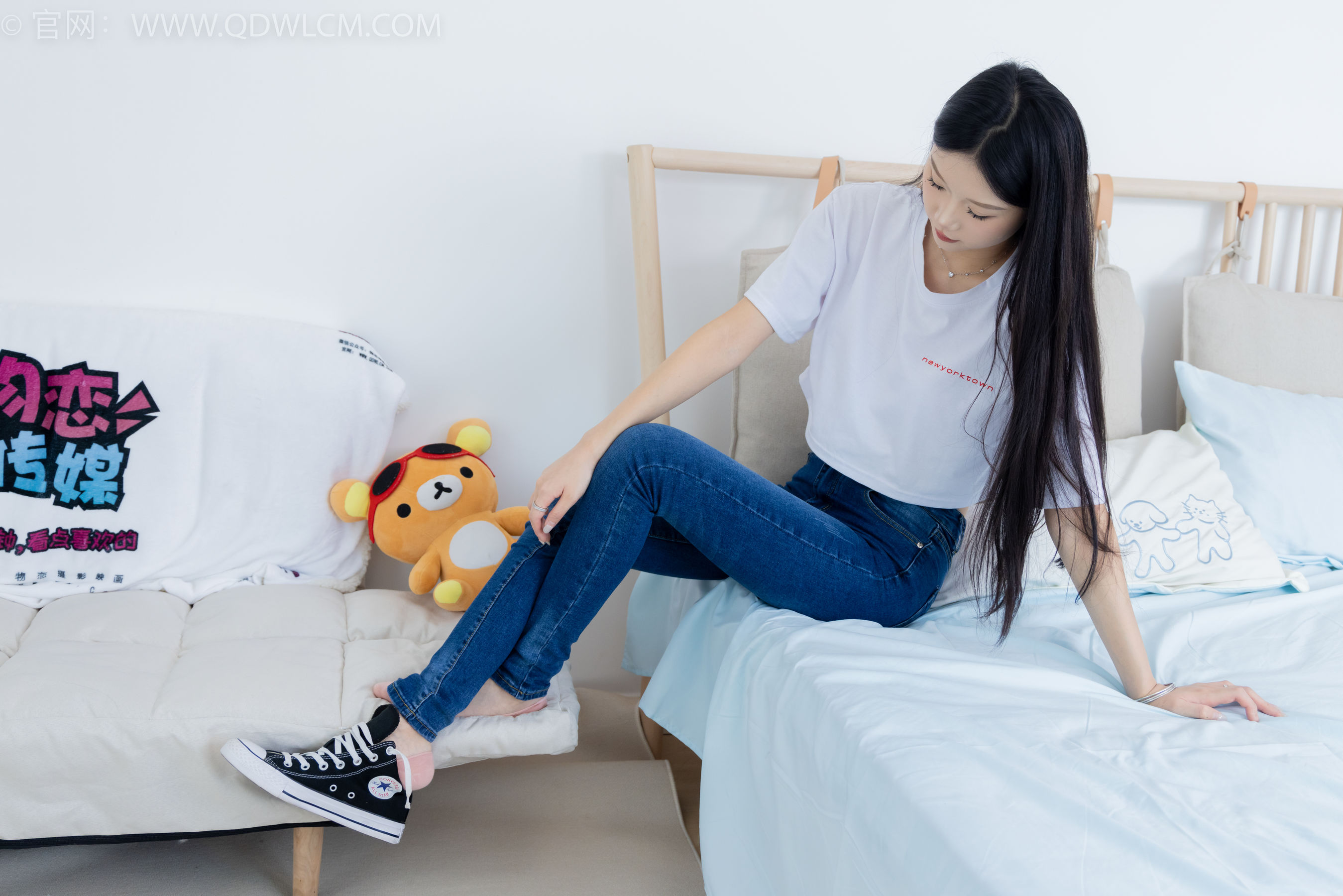 物恋传媒 No.2293 小竹 - 匡威帆布鞋、粉色船袜、肚子疼揉肚子剧情