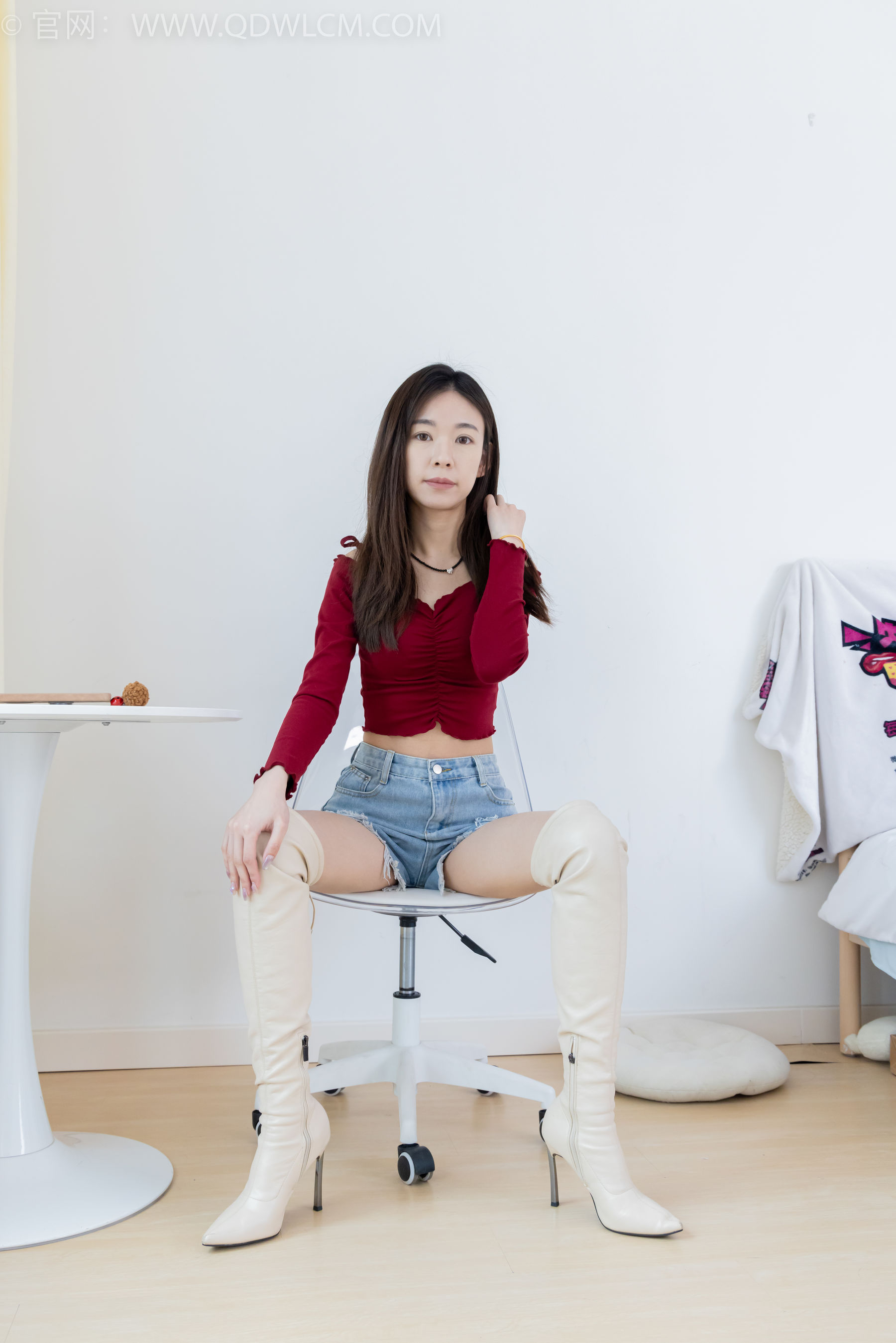 物恋传媒 No.2296 婷婷 - 高跟长靴、白棉袜、裸足
