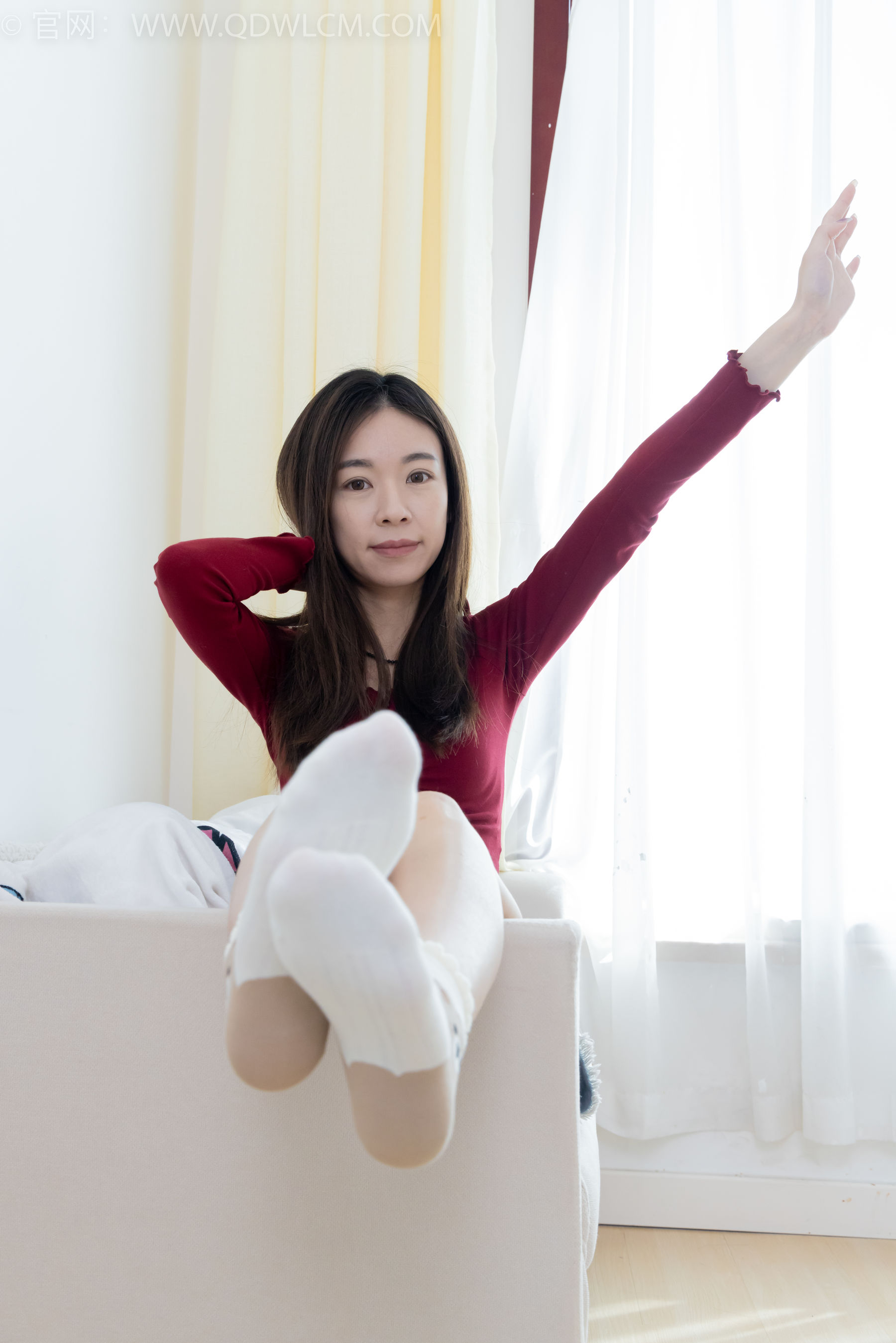 物恋传媒 No.2296 婷婷 - 高跟长靴、白棉袜、裸足