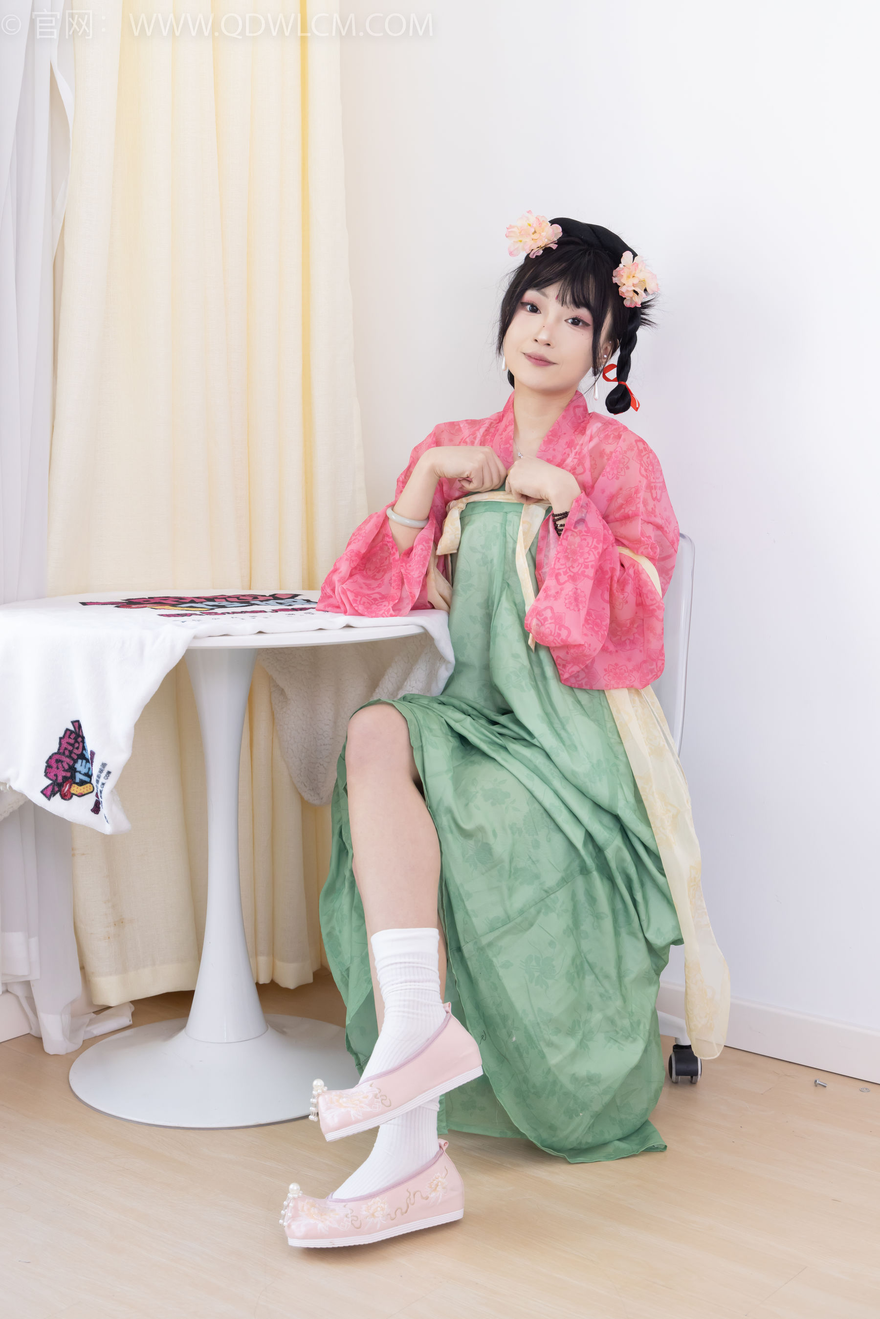 物恋传媒 No.2297 嘟嘟 - 布鞋、白棉袜、古装、半脱袜子剧情
