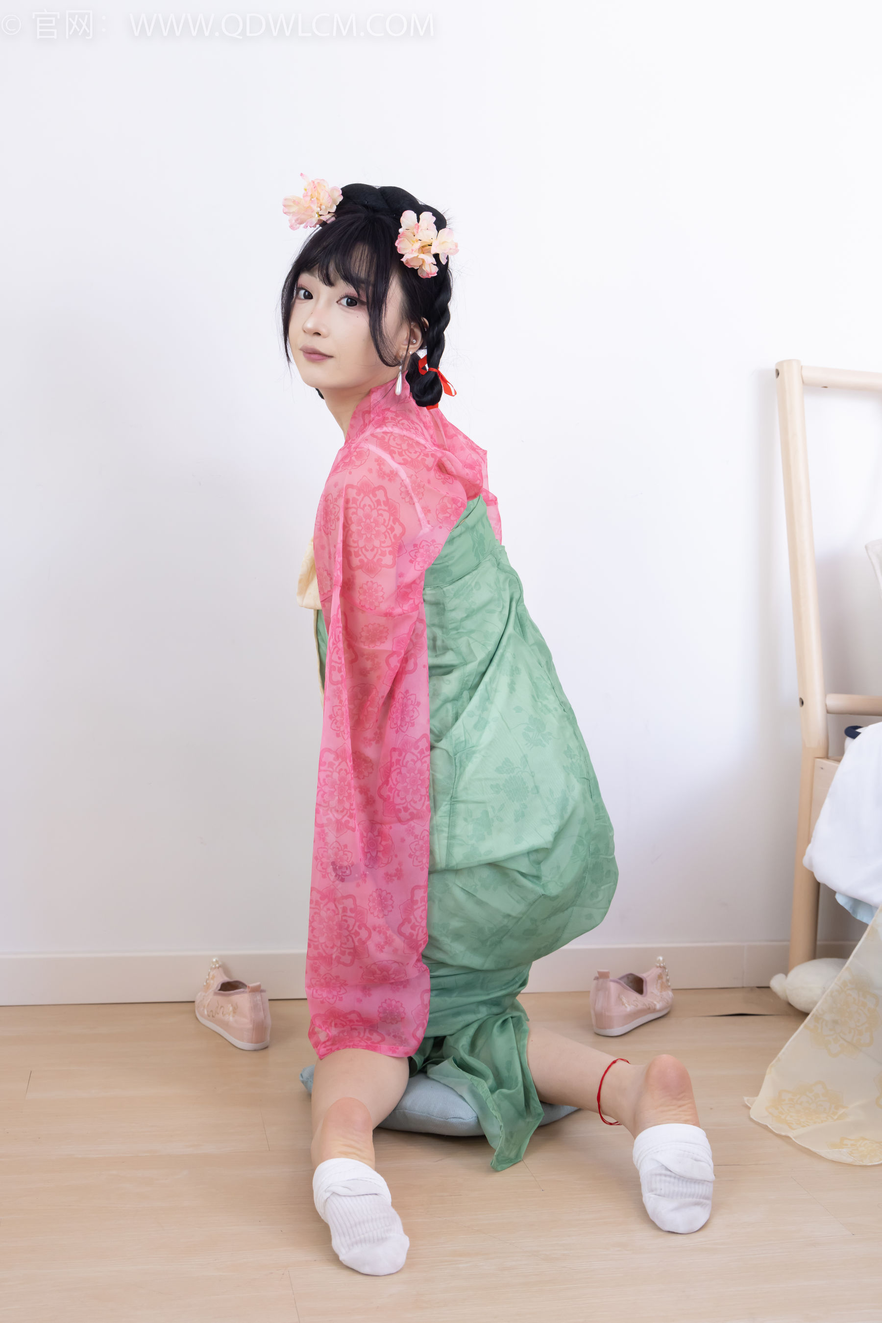 物恋传媒 No.2297 嘟嘟 - 布鞋、白棉袜、古装、半脱袜子剧情