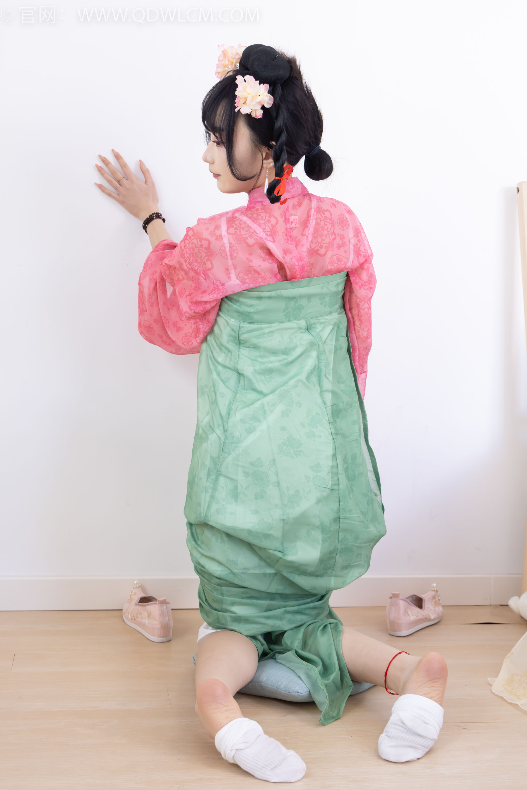 物恋传媒 No.2297 嘟嘟 - 布鞋、白棉袜、古装、半脱袜子剧情