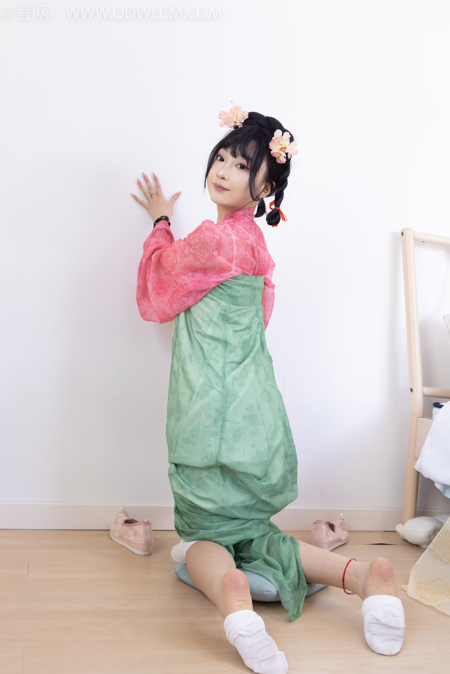 物恋传媒 No.2297 嘟嘟 - 布鞋、白棉袜、古装、半脱袜子剧情