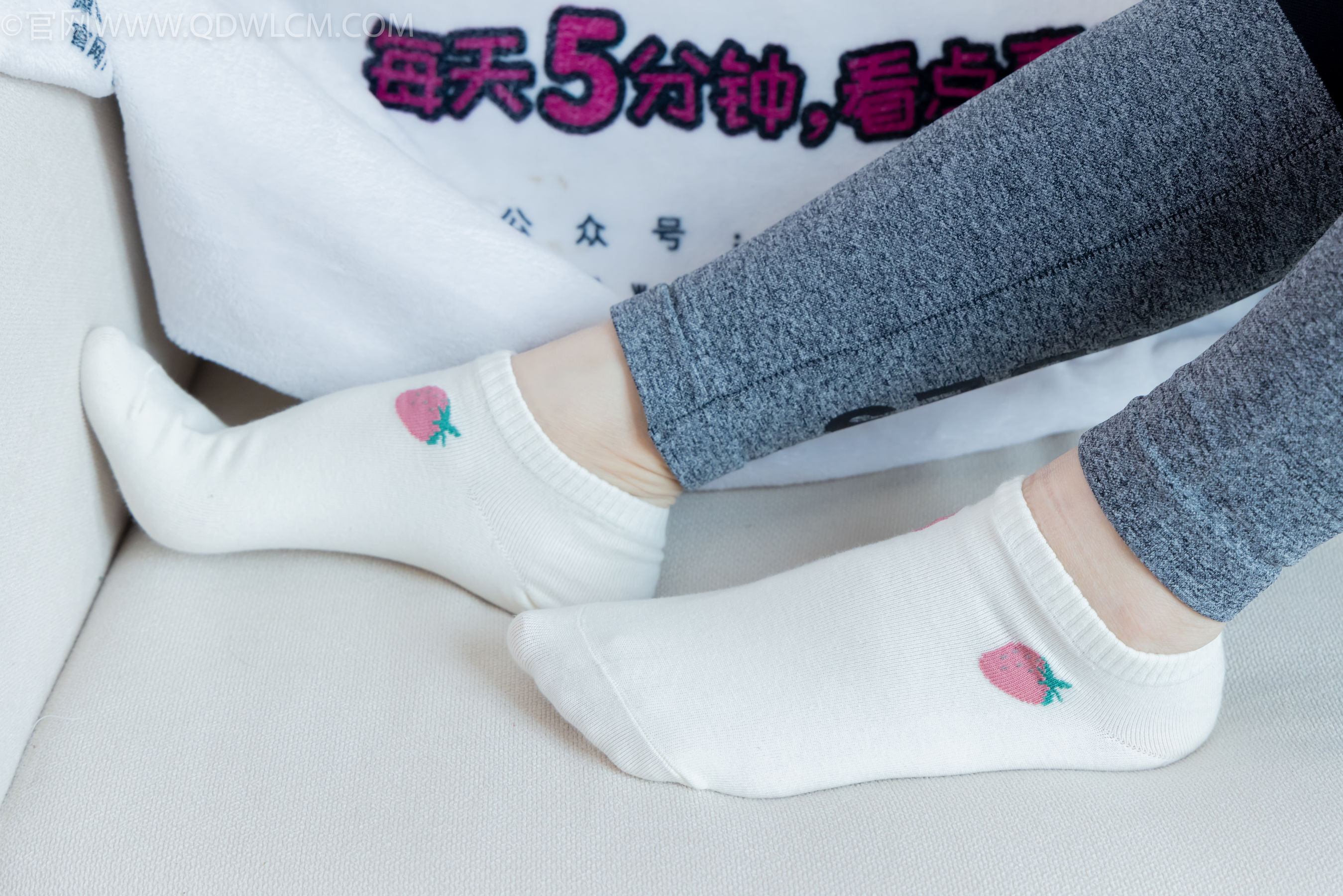 物恋传媒 No.2305 菜菜 - 高跟长靴、短白棉袜、裸足