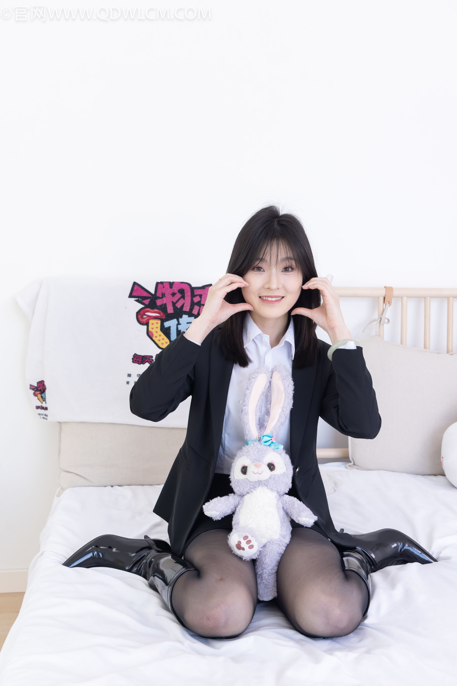 物恋传媒 No.2306 青柠 - 高跟长靴、薄黑丝、ol制服