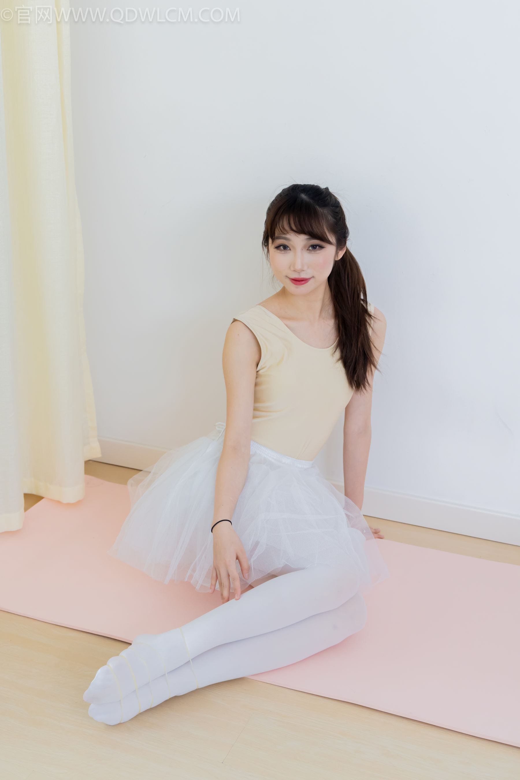 物恋传媒 No.2307 泡泡 - 芭蕾鞋、厚白丝、芭蕾动作、皮筋绑脚剧情