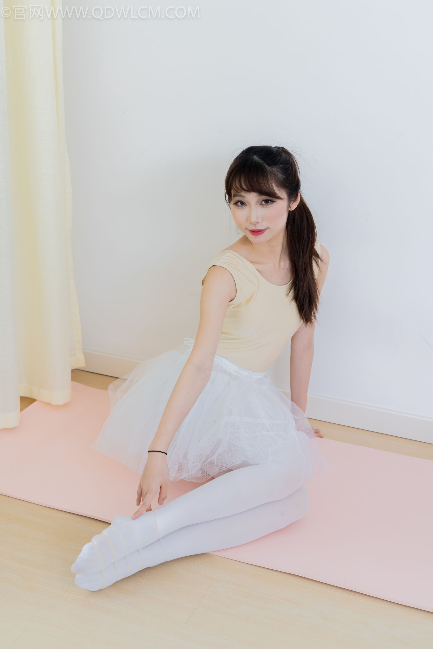 物恋传媒 No.2307 泡泡 - 芭蕾鞋、厚白丝、芭蕾动作、皮筋绑脚剧情