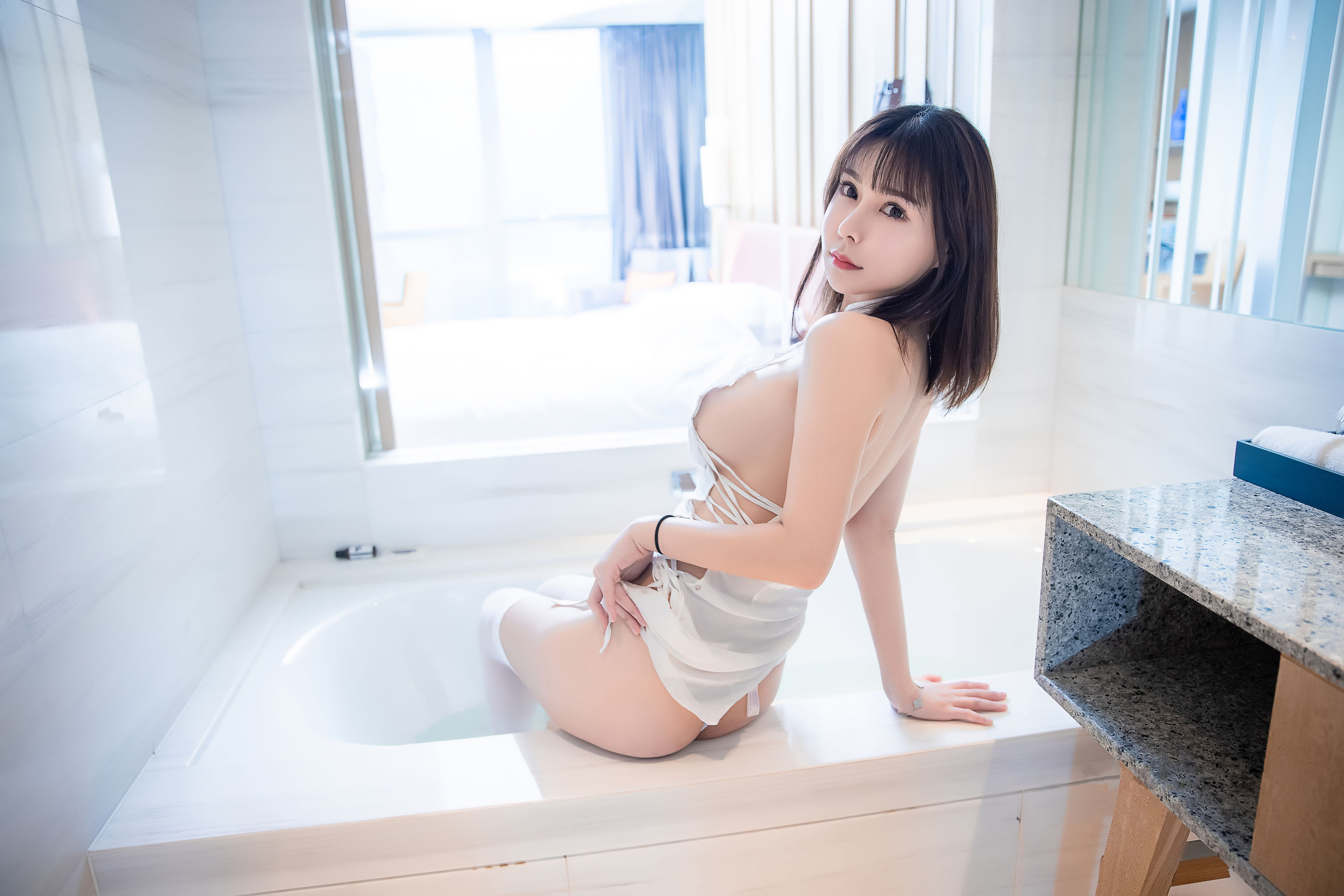 亚马逊鲶鱼 - 白色旗袍 - 图片04