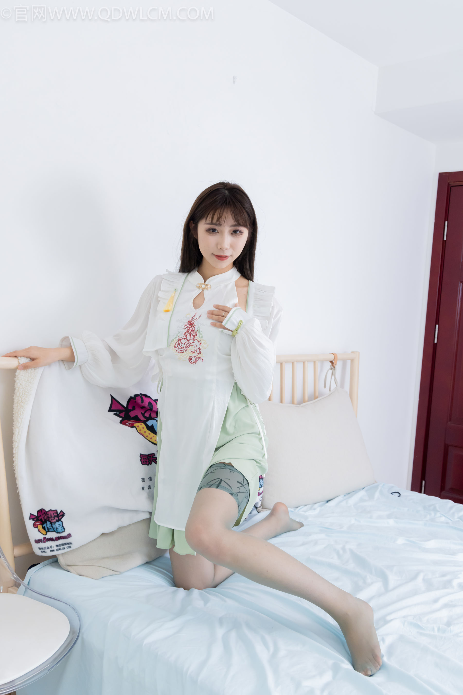 物恋传媒 No.2323 泡泡 - 汉服、平底鞋、过膝丝袜