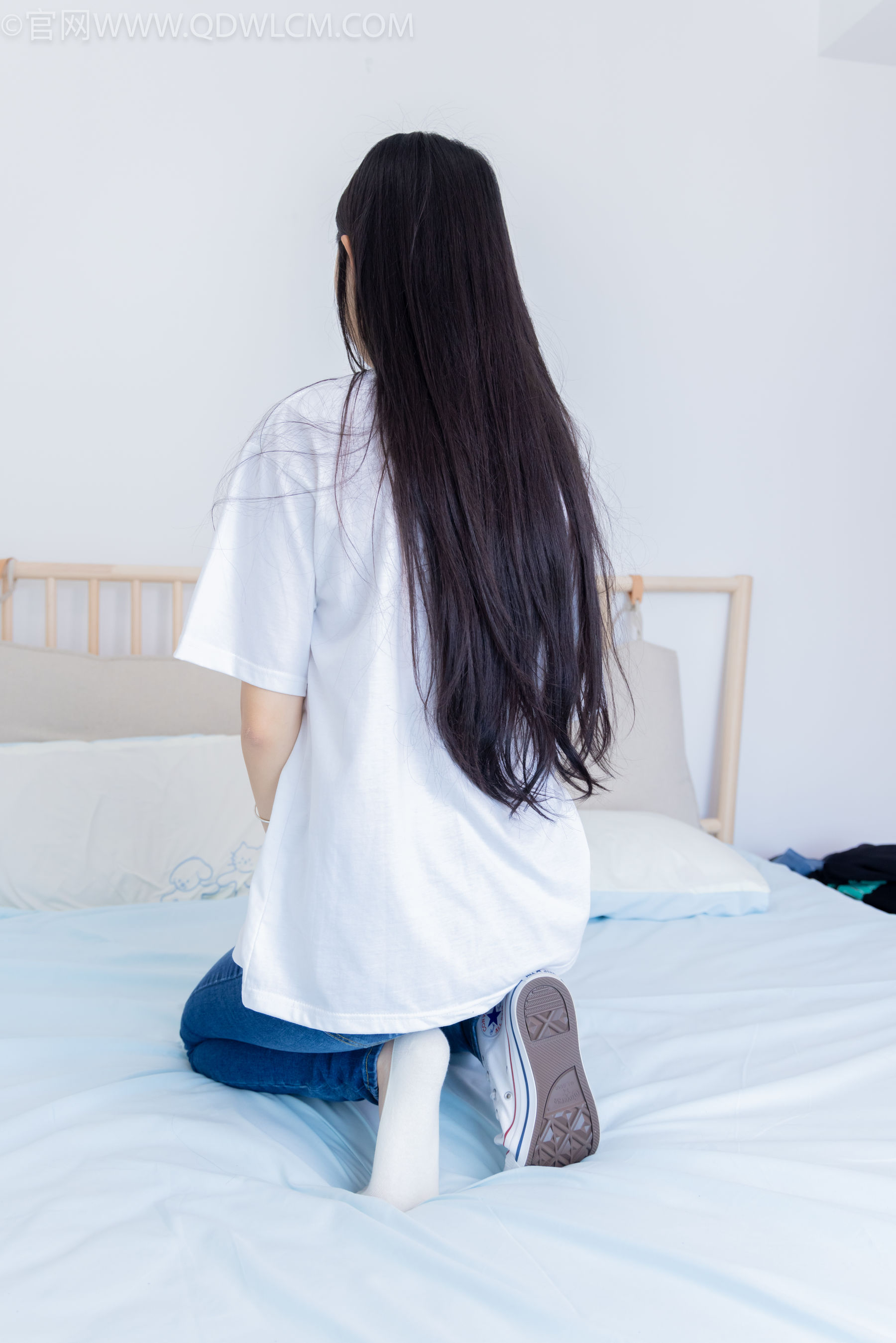 物恋传媒 No.2329 小竹 - 帆布鞋、白船袜、肚子疼揉肚子剧情