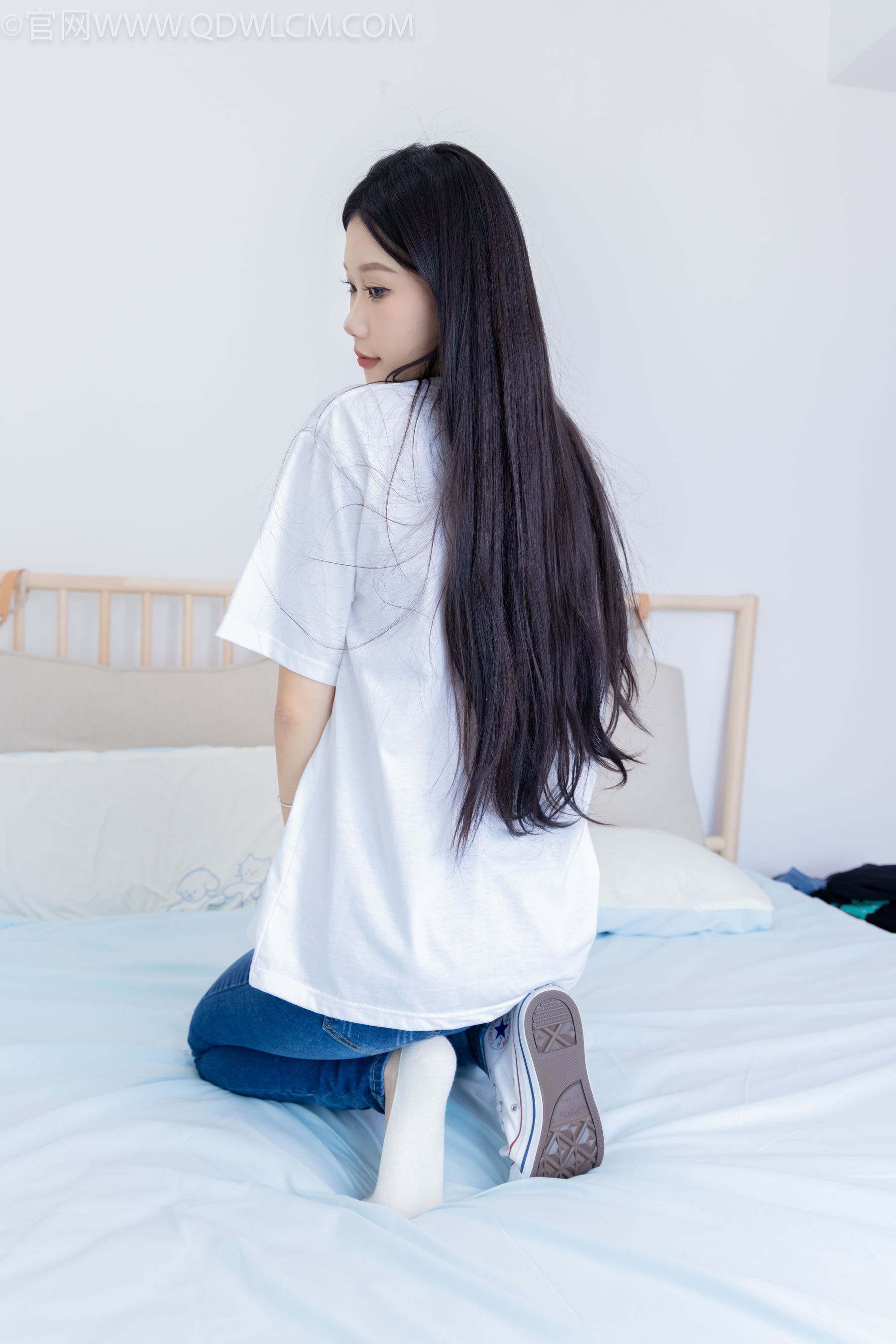 物恋传媒 No.2329 小竹 - 帆布鞋、白船袜、肚子疼揉肚子剧情