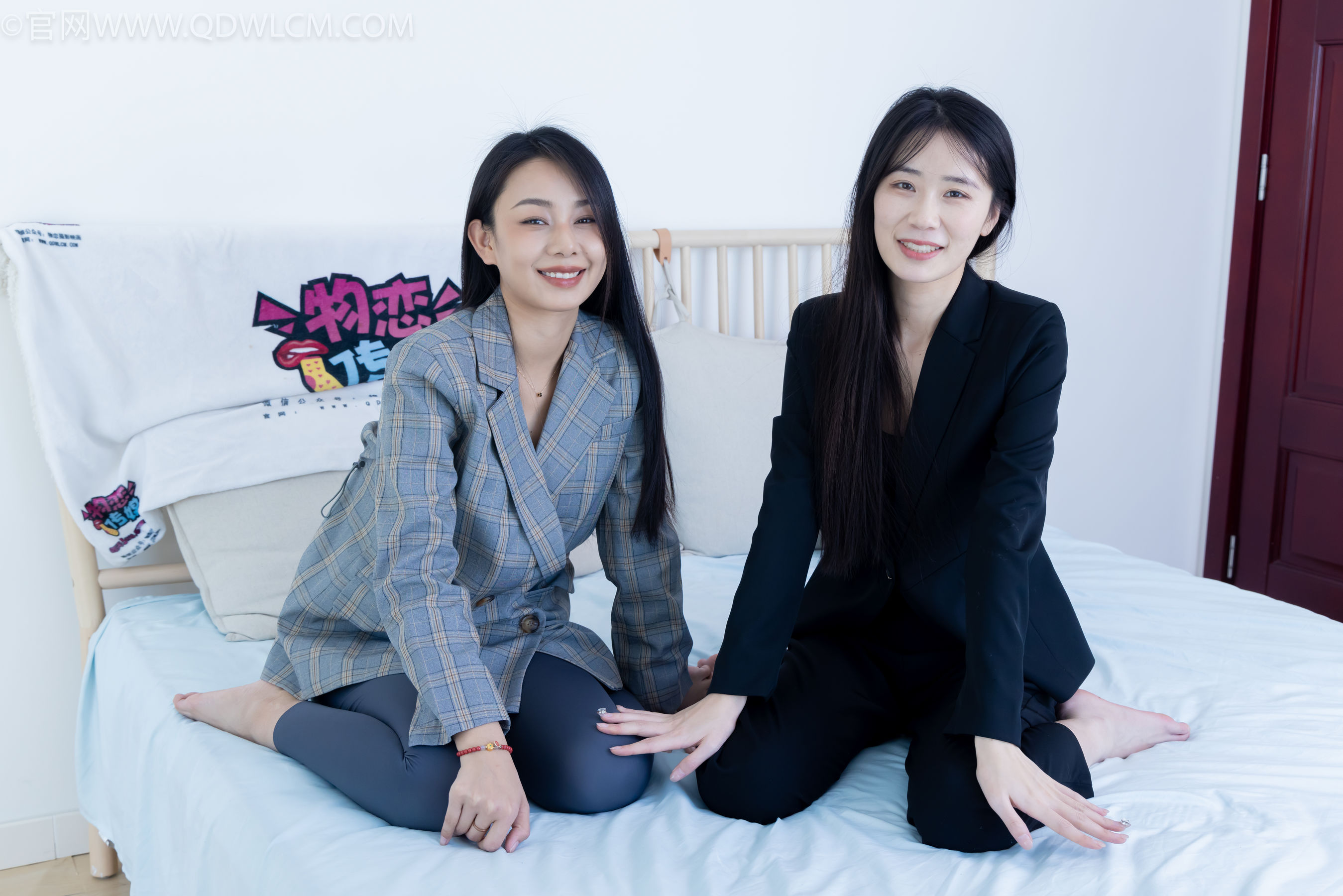 物恋传媒 No.2338 菜菜&岚岚 - 两双平底鞋、短黑丝、短肉丝 - 图片06