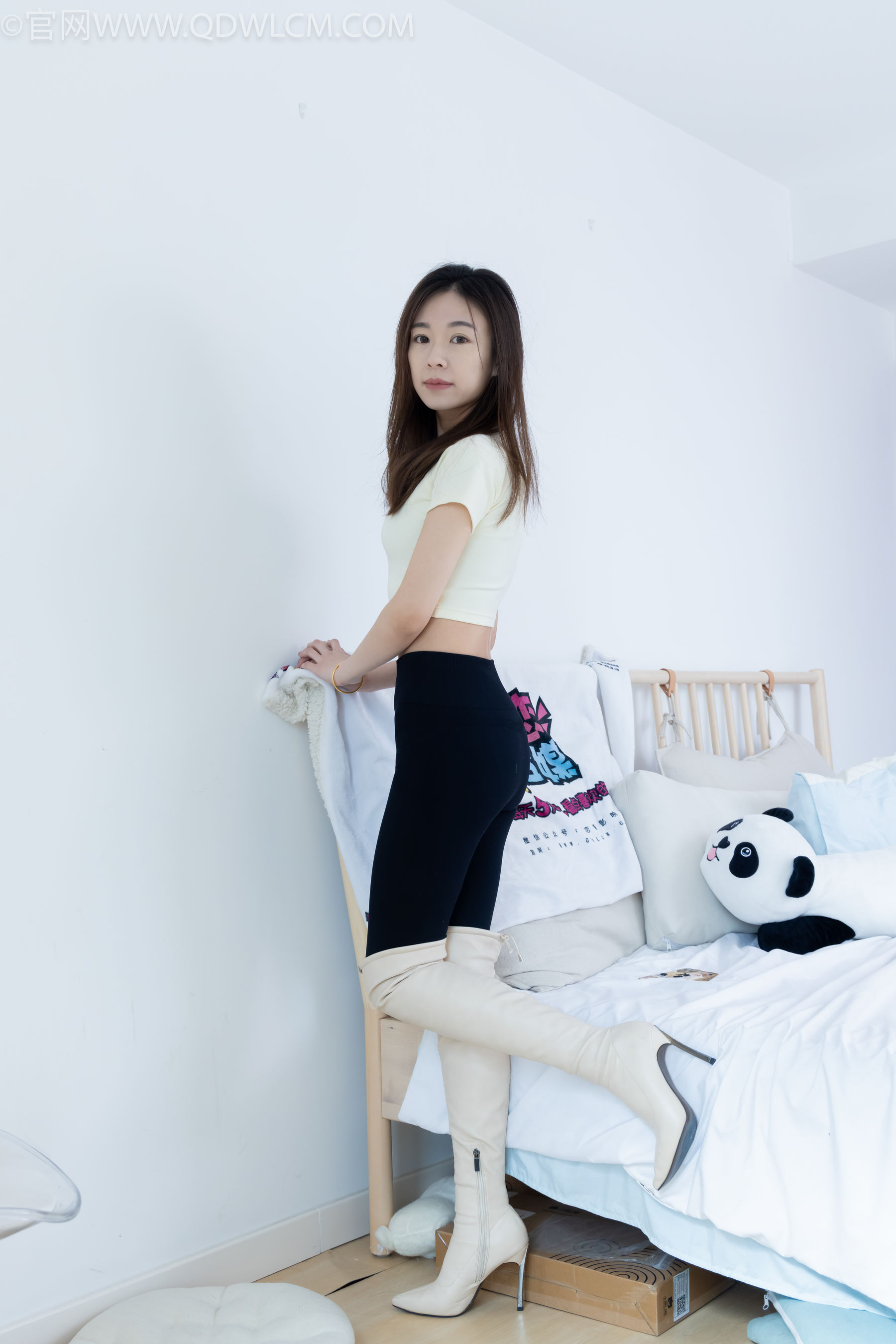 物恋传媒 No.2339 婷婷 - 长靴、白棉袜、裸足 - 图片02