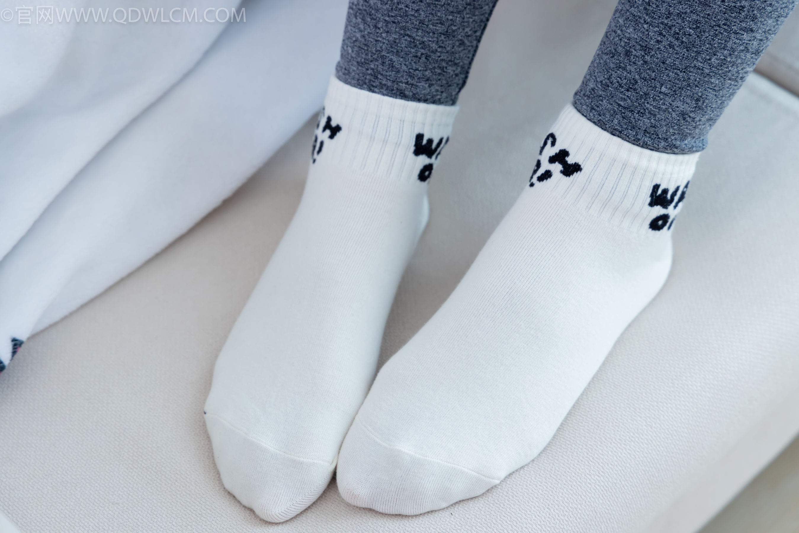 物恋传媒 No.2339 婷婷 - 长靴、白棉袜、裸足 - 图片06