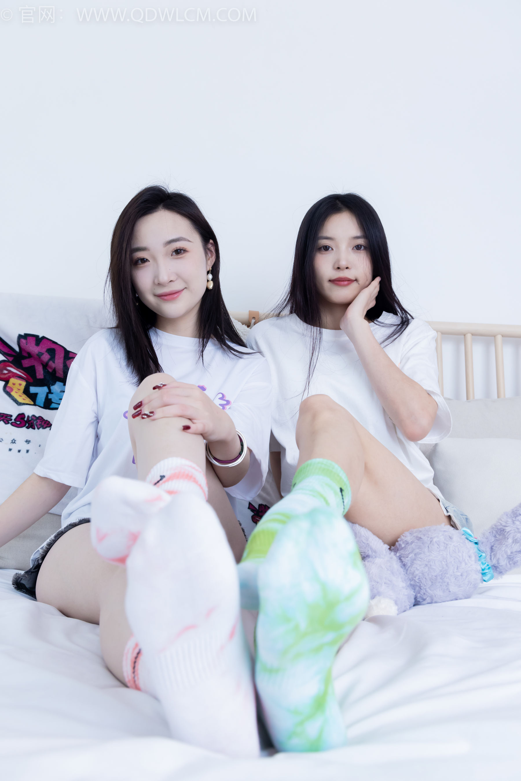 物恋传媒 No.2345 茯苓&恬恬 - 两双板鞋、红棉袜、绿棉袜、裸足 - 图片06