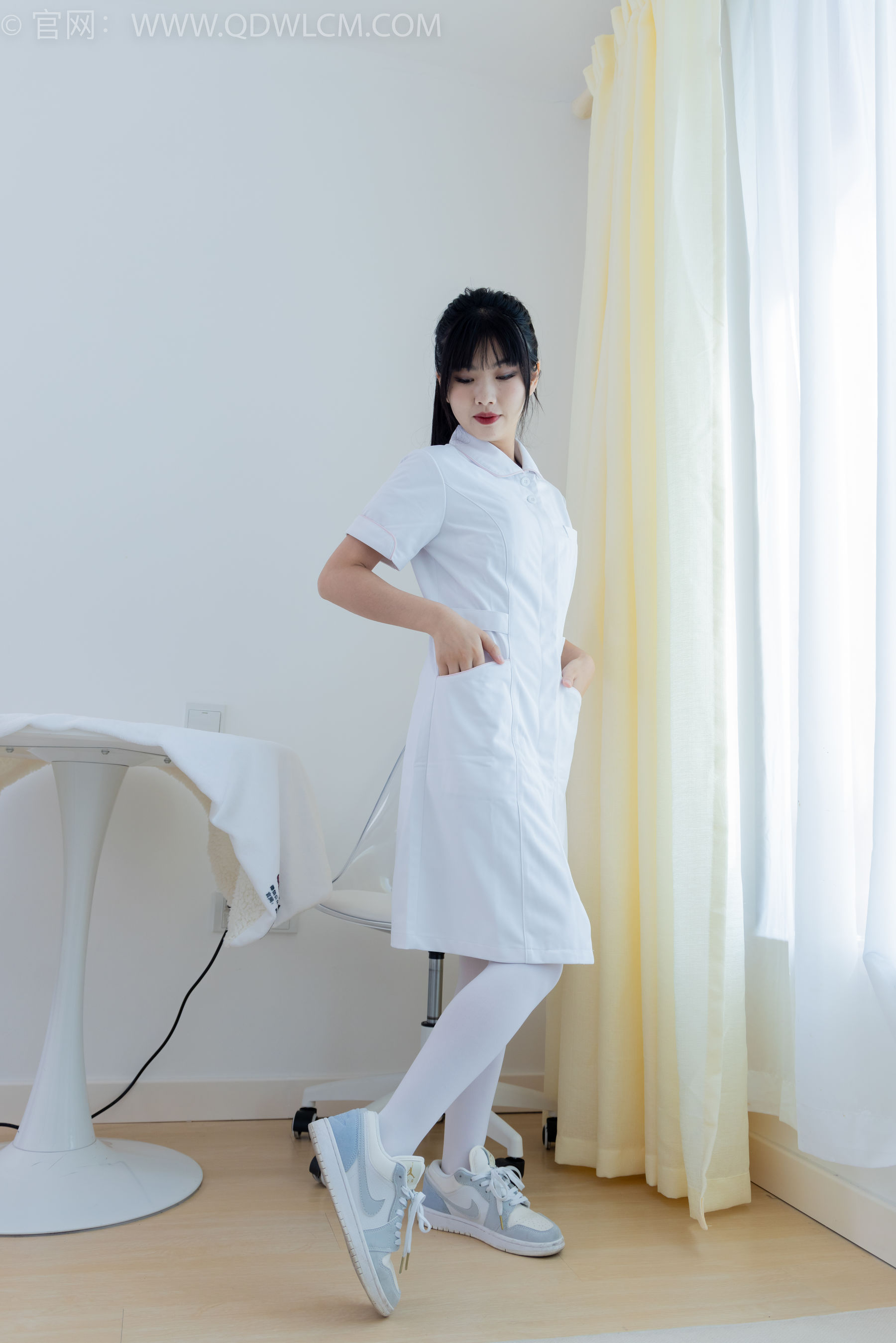 物恋传媒 No.2347 米米 - 板鞋、自然穿脏厚白丝、护士服 - 图片02