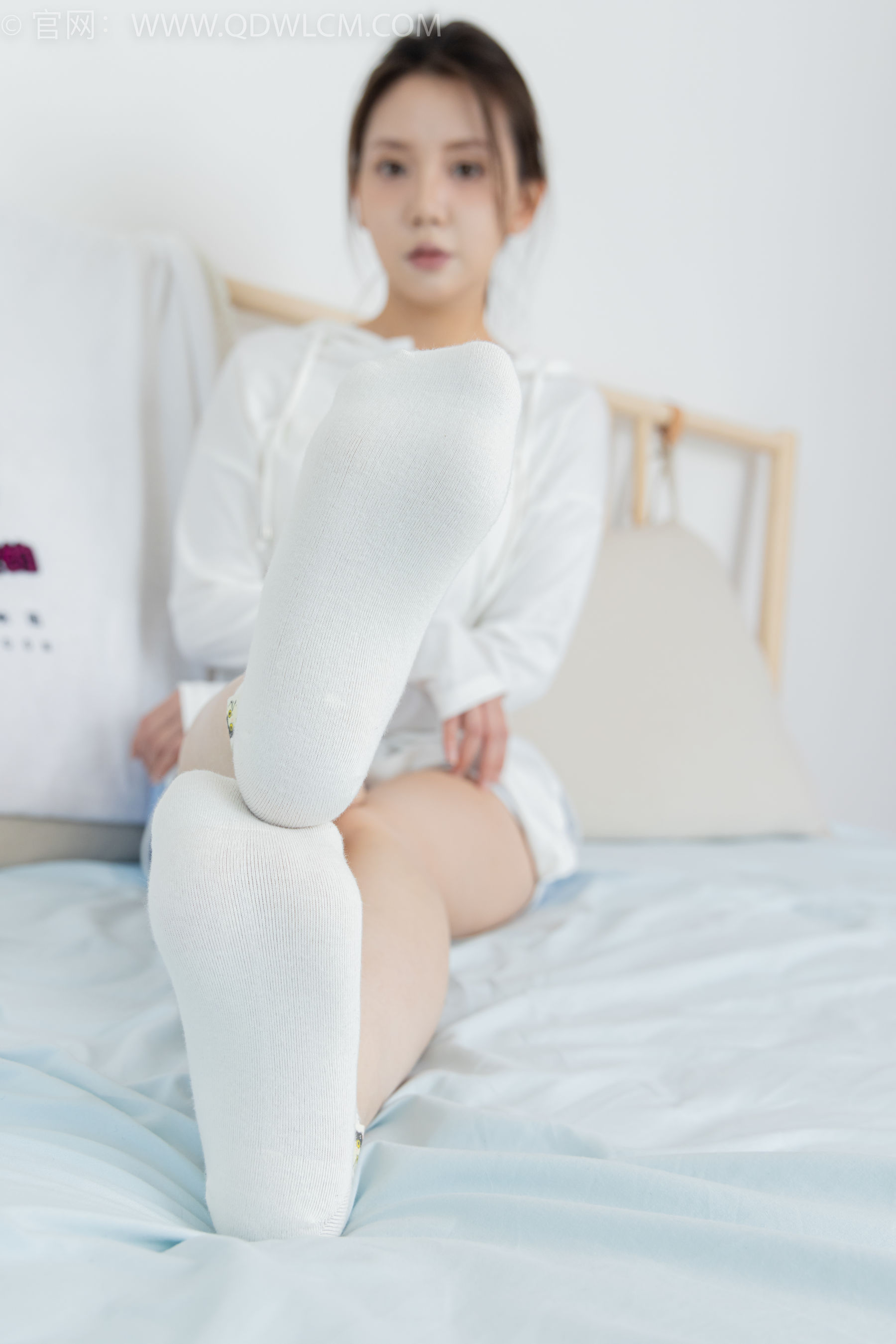 物恋传媒 No.2348 小曦 - 板鞋、白棉袜、裸足 - 图片06