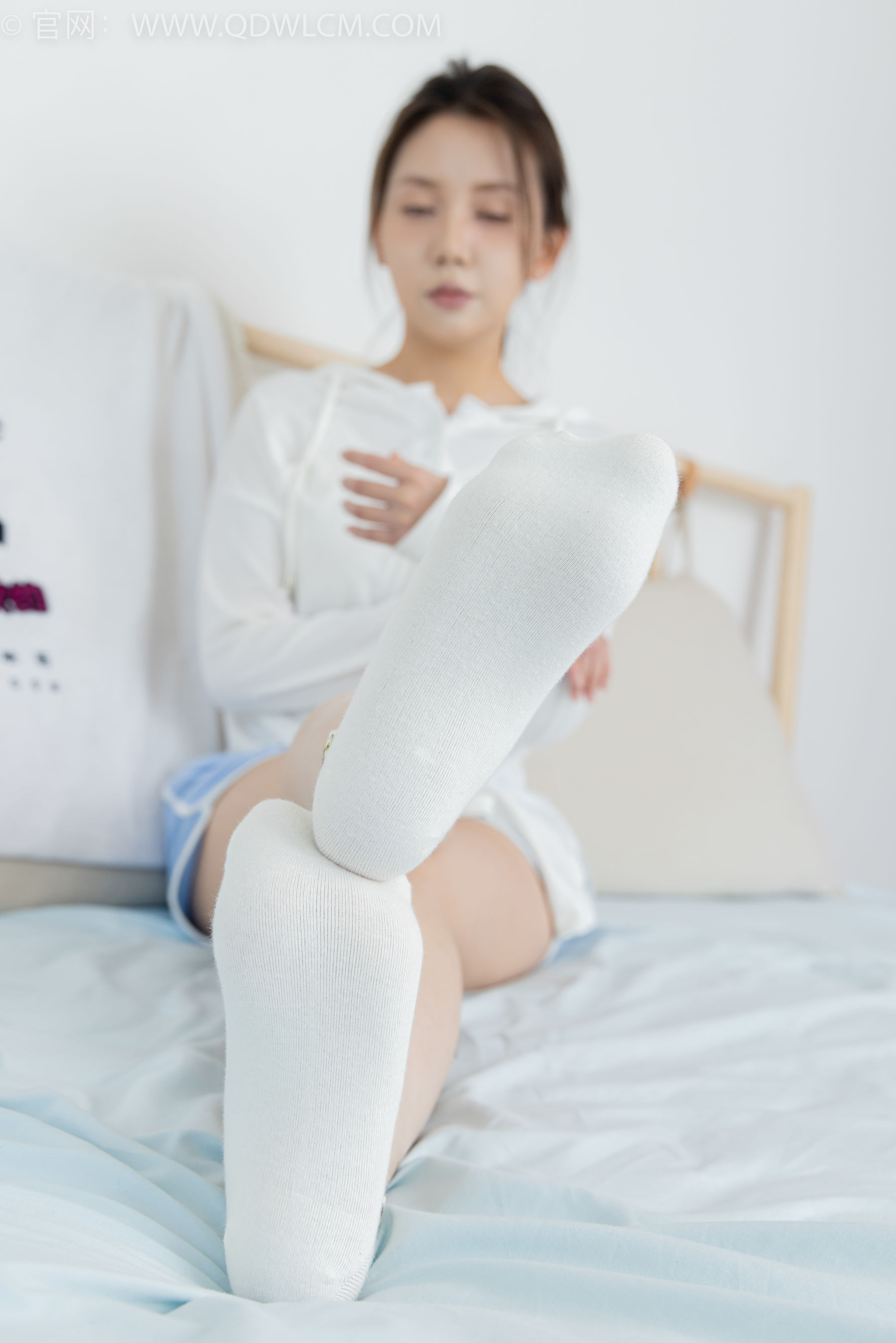 物恋传媒 No.2348 小曦 - 板鞋、白棉袜、裸足 - 图片07