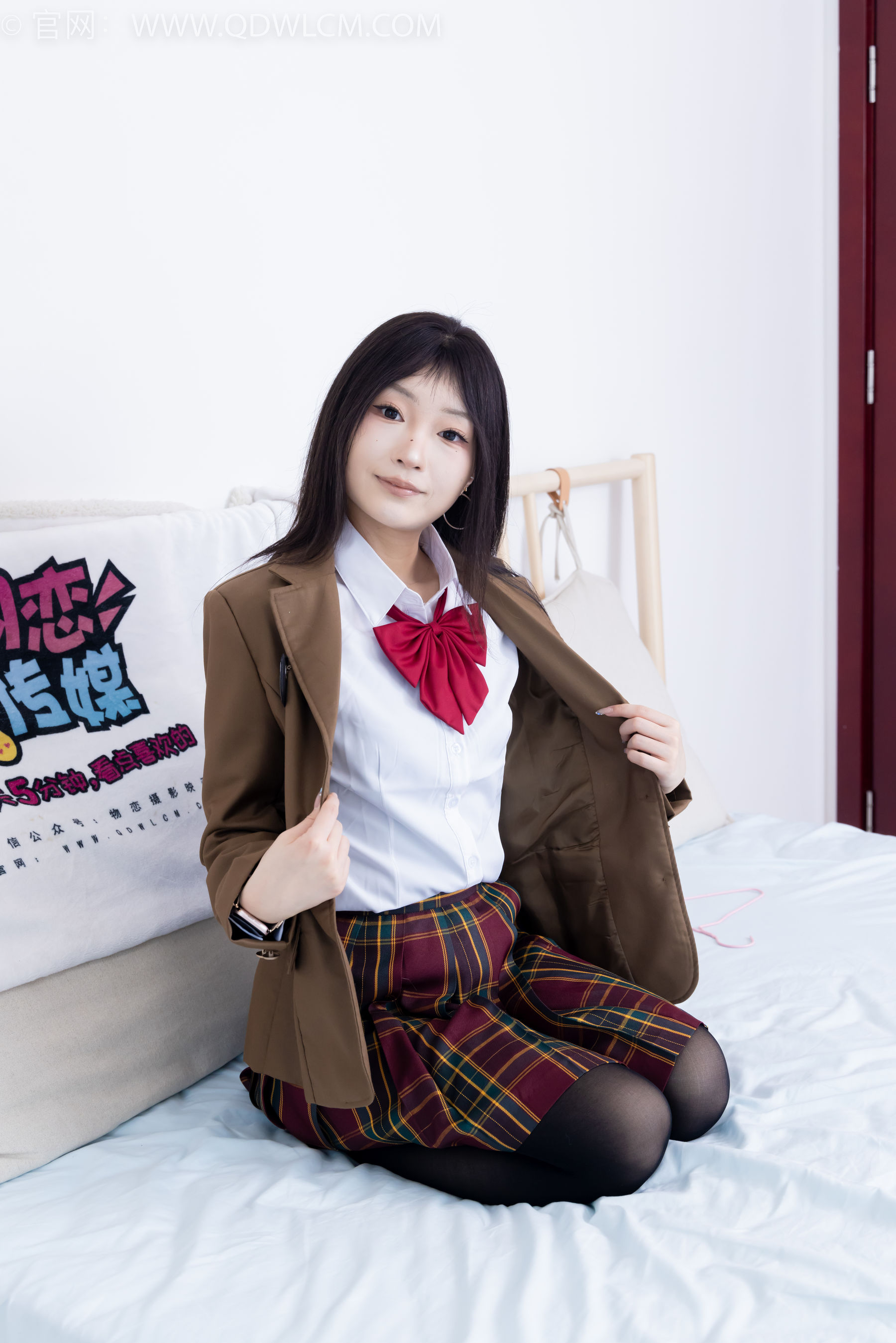 物恋传媒 No.2367 嘟嘟 - 皮鞋、厚黑丝、jk制服