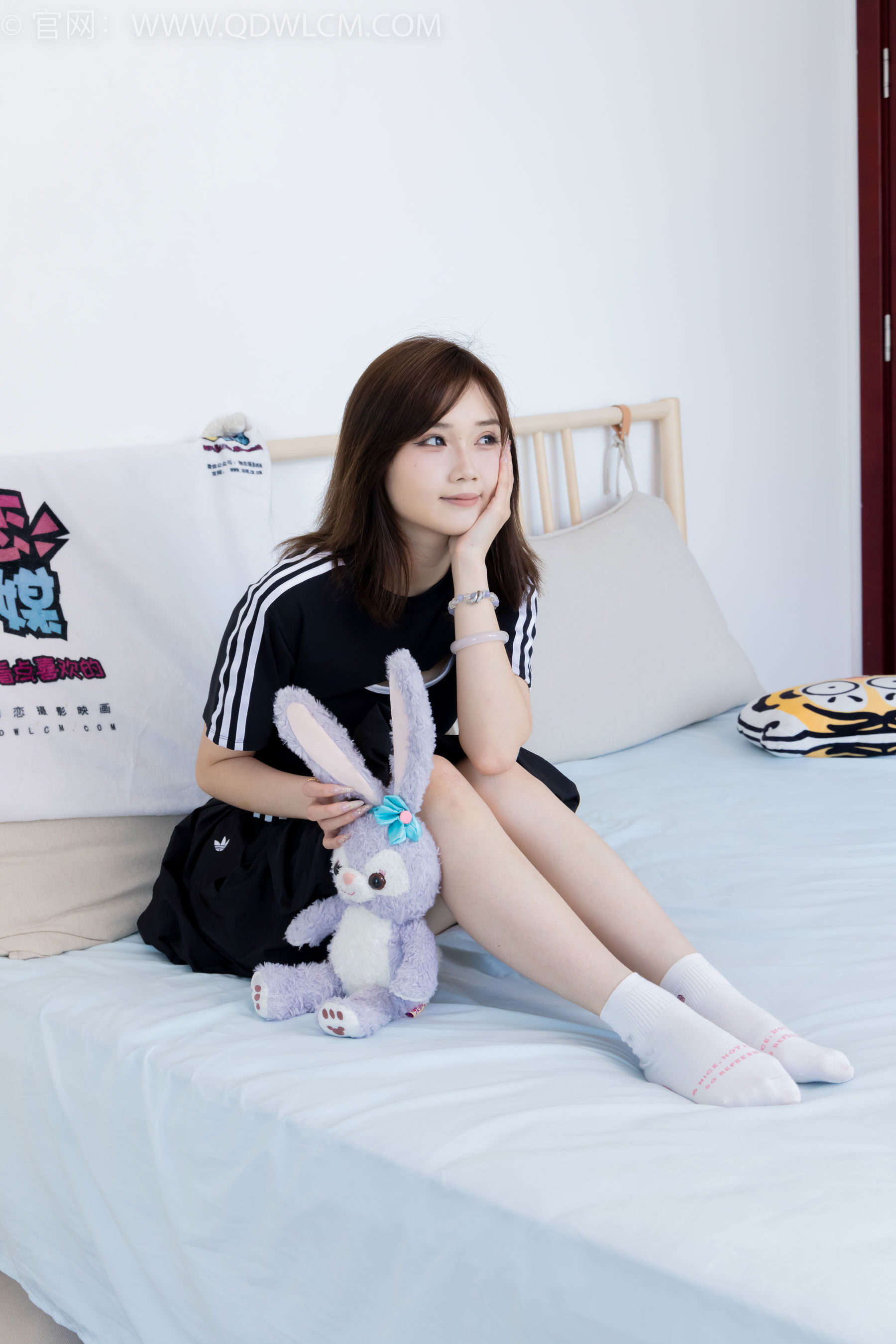 物恋传媒 No.2392 橙子 - 皮鞋、白棉袜、裸足 - 图片04