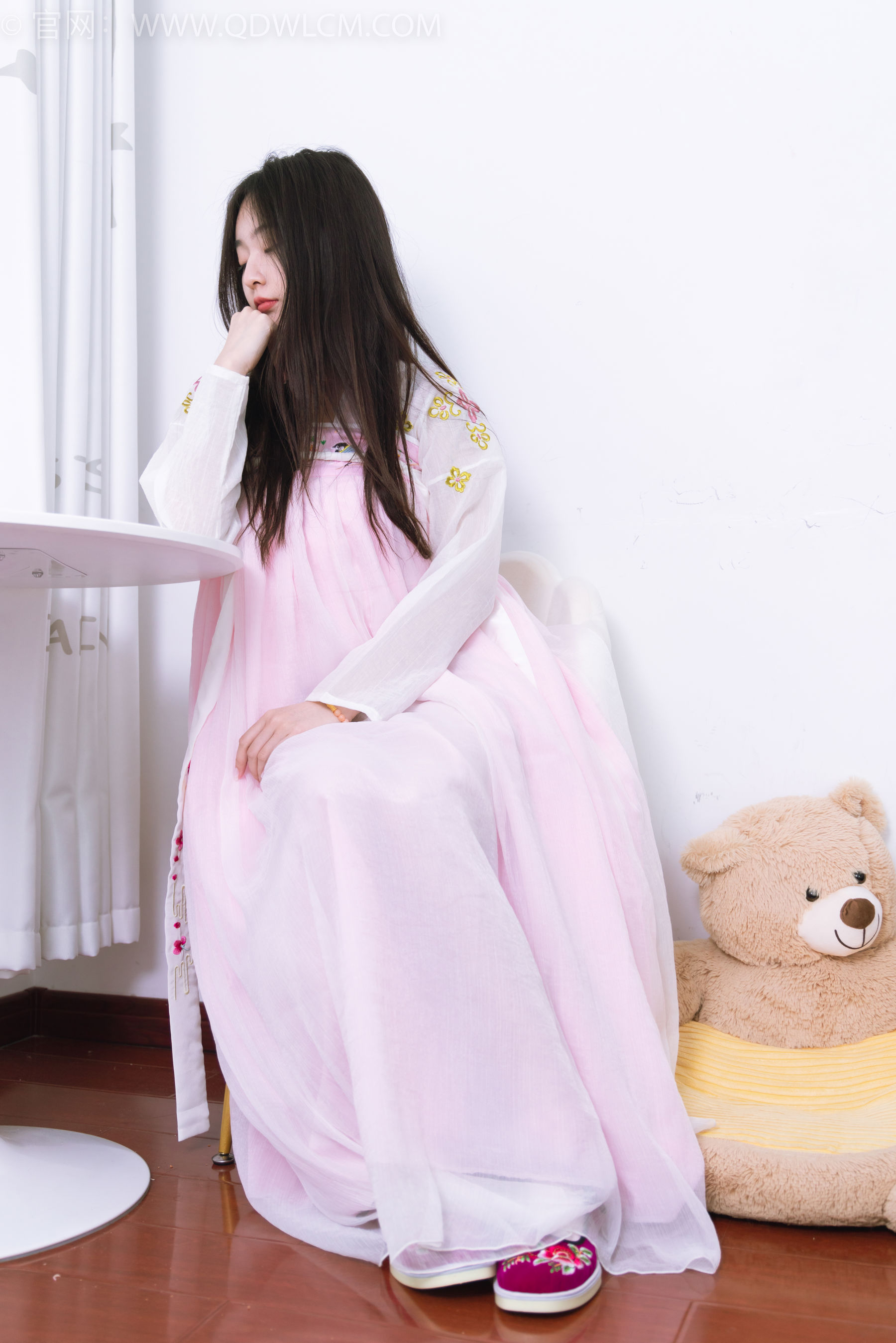 物恋传媒 No.2397 美兔 - 汉服、布鞋、粉色棉袜 - 图片02
