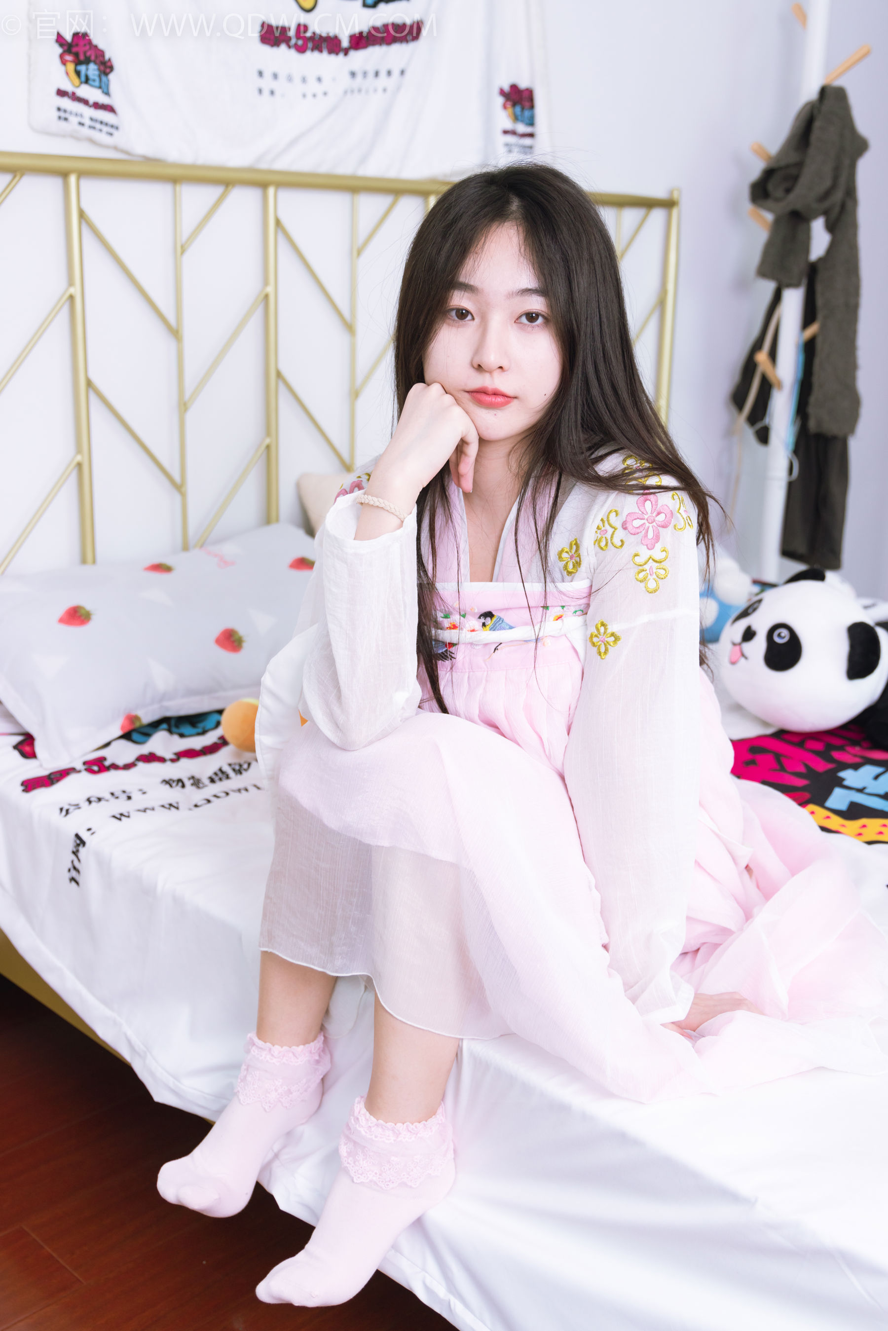 物恋传媒 No.2397 美兔 - 汉服、布鞋、粉色棉袜 - 图片03