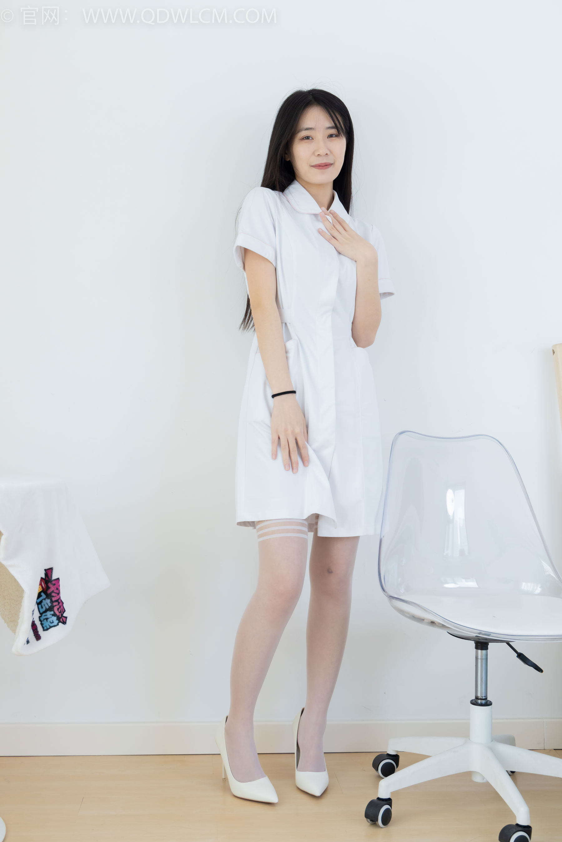 物恋传媒 No.2401 菜菜 - 三双高跟鞋、大腿袜、护士服