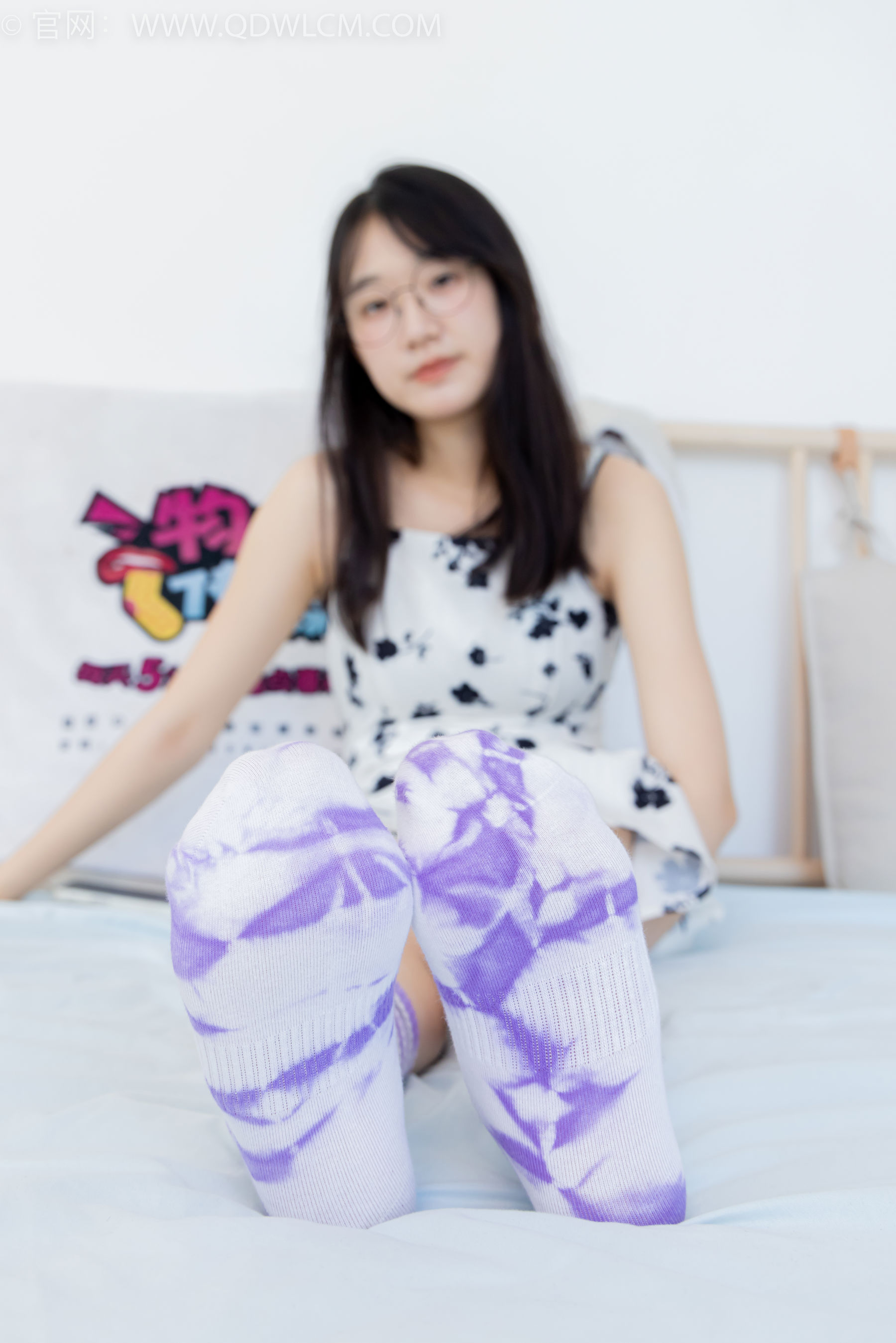 物恋传媒 No.2403 小椿 - 帆布鞋、白紫棉袜、裸足 - 图片04